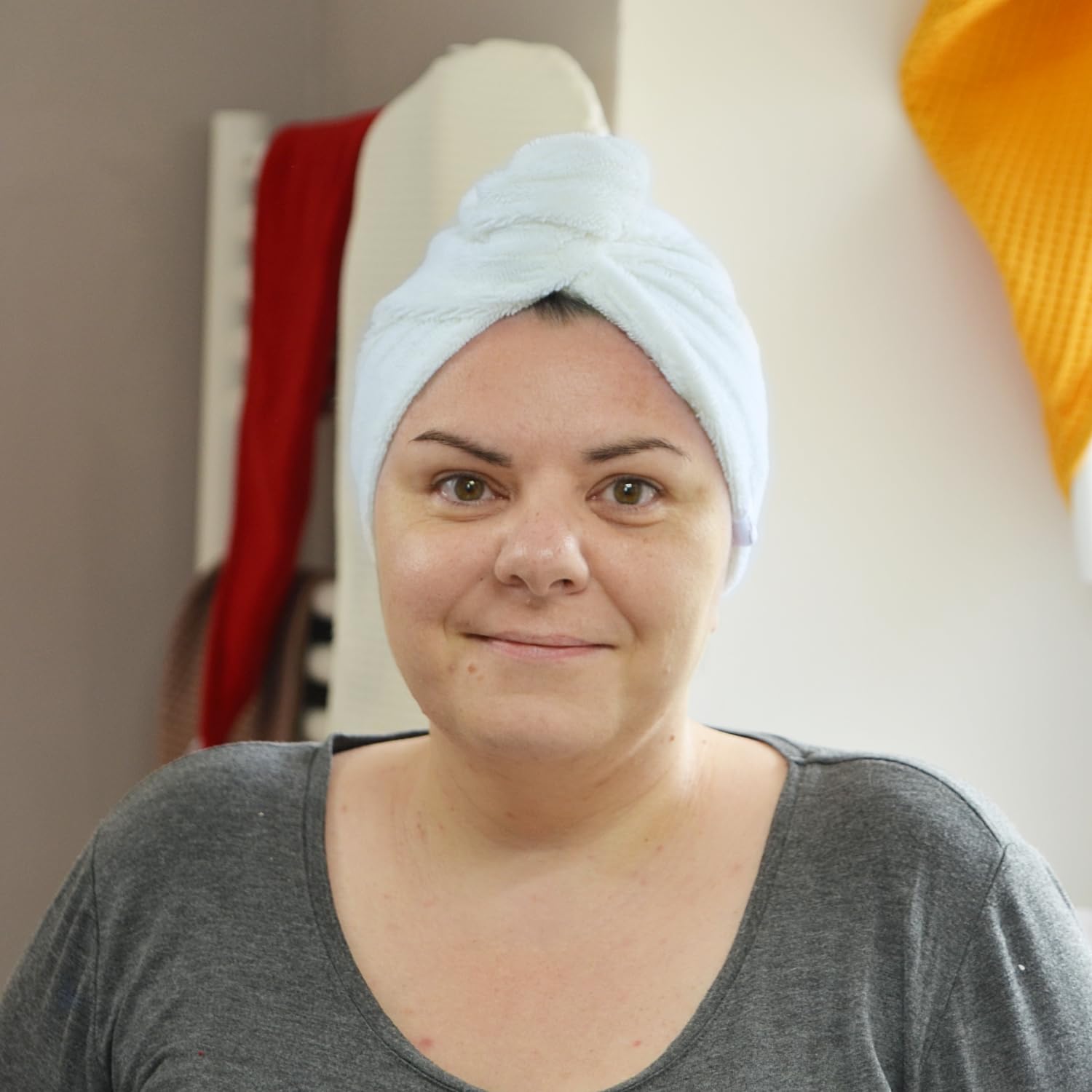 2 Pezzi Asciugamano per capelli in spugna di bambù - Assorbente e morbido - Asciugatura rapida - Turbante per capelli con chiusura a bottone - Produzione francese (Bianco Cappuccino)