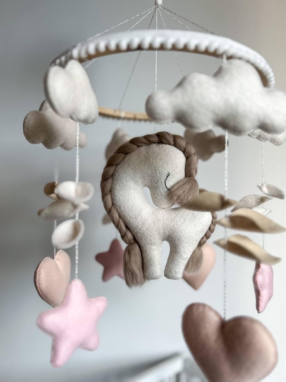 Baby mobile Montessori Giostrina lettino per neonato Carillon giostrina musicale in feltro, idea regalo neonato baby shower (Cavallino) (Beige-Rosa)