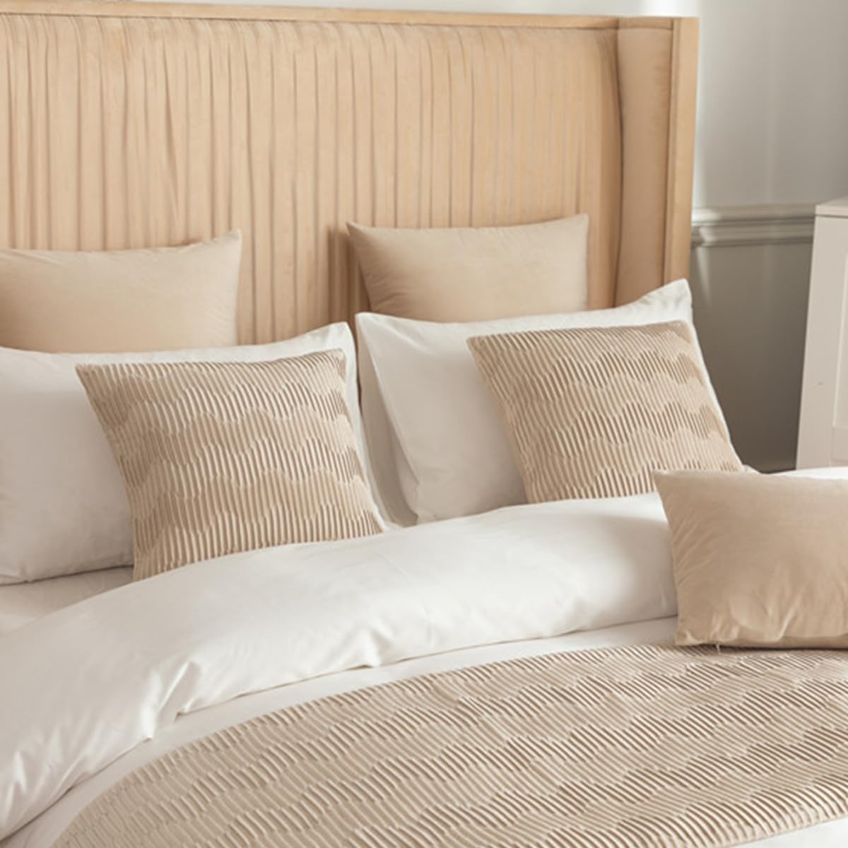 Morbuy Camino de Cama 45x240cm, Suave Camino de Cama con 2 Cojines 45x45cm | Hotel Dormitorio Habitación Decoration para 180cm Bed -Beige
