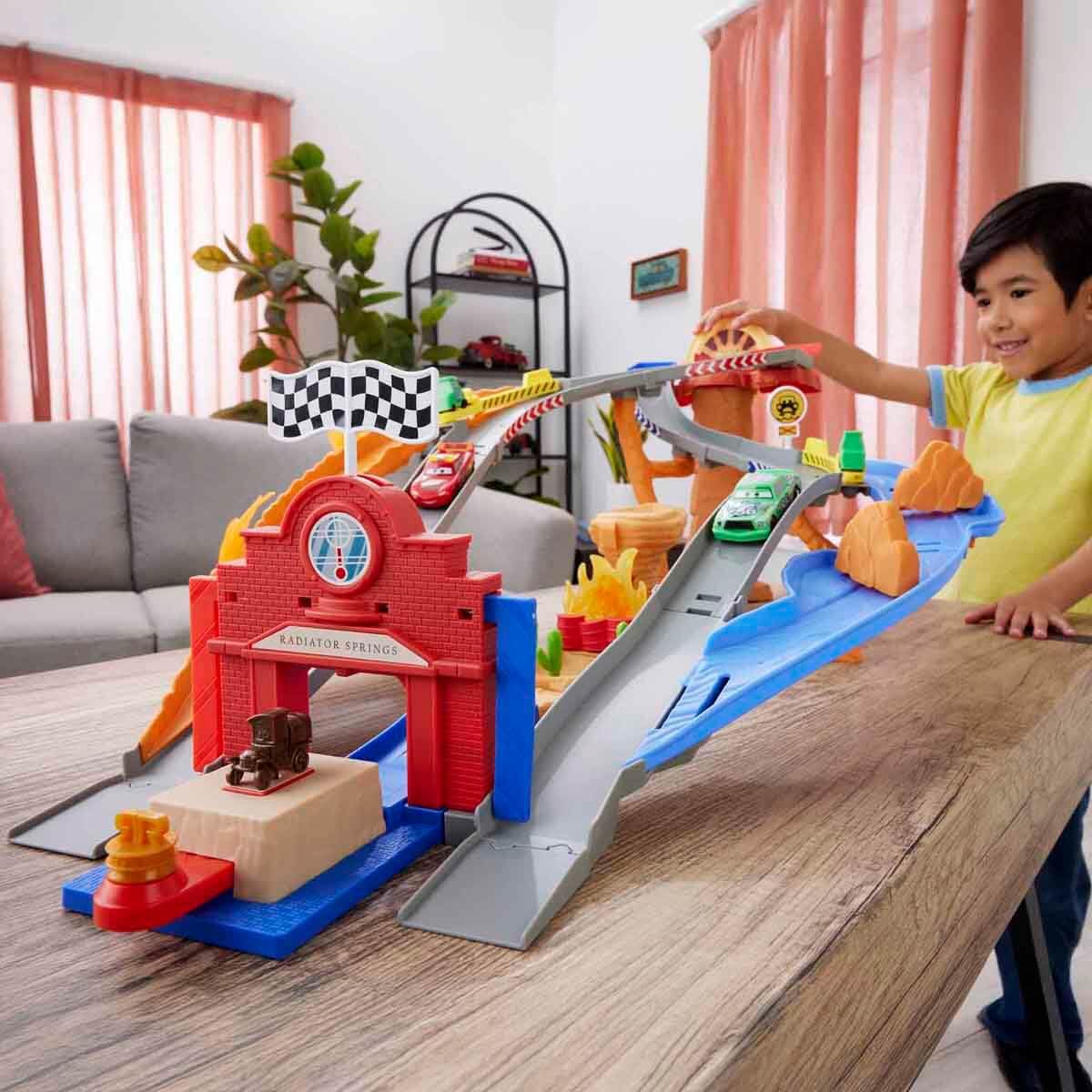 Mattel Disney Pixar Cars Auta Droga ratunkowa Wyścig z przeszkodami Zestaw do zabawy: 2 samochody zabawki Zygzak McQueen i Marek Marucha, 2 zabawkowe wózki widłowe i 2 sposoby na rajdową zabawę, JFL57