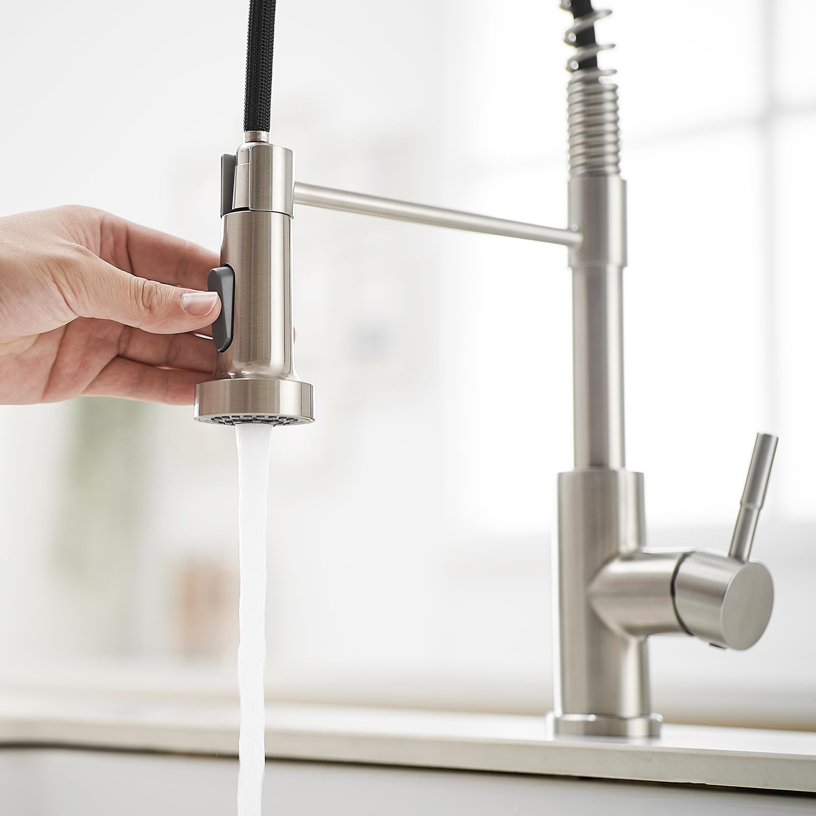 Robinet de cuisine design nickel brossé idéal pour nettoyer les grands plats