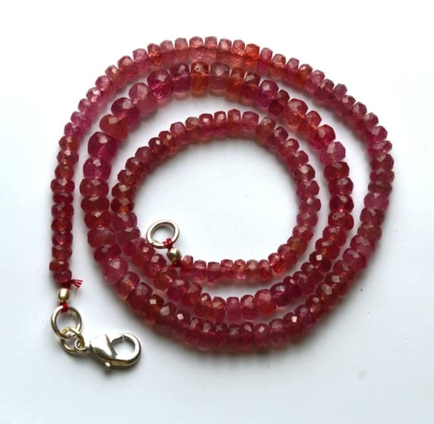Saphir rose naturel sans traitement pour éviter les fausses pierres dans vos bijoux faits main