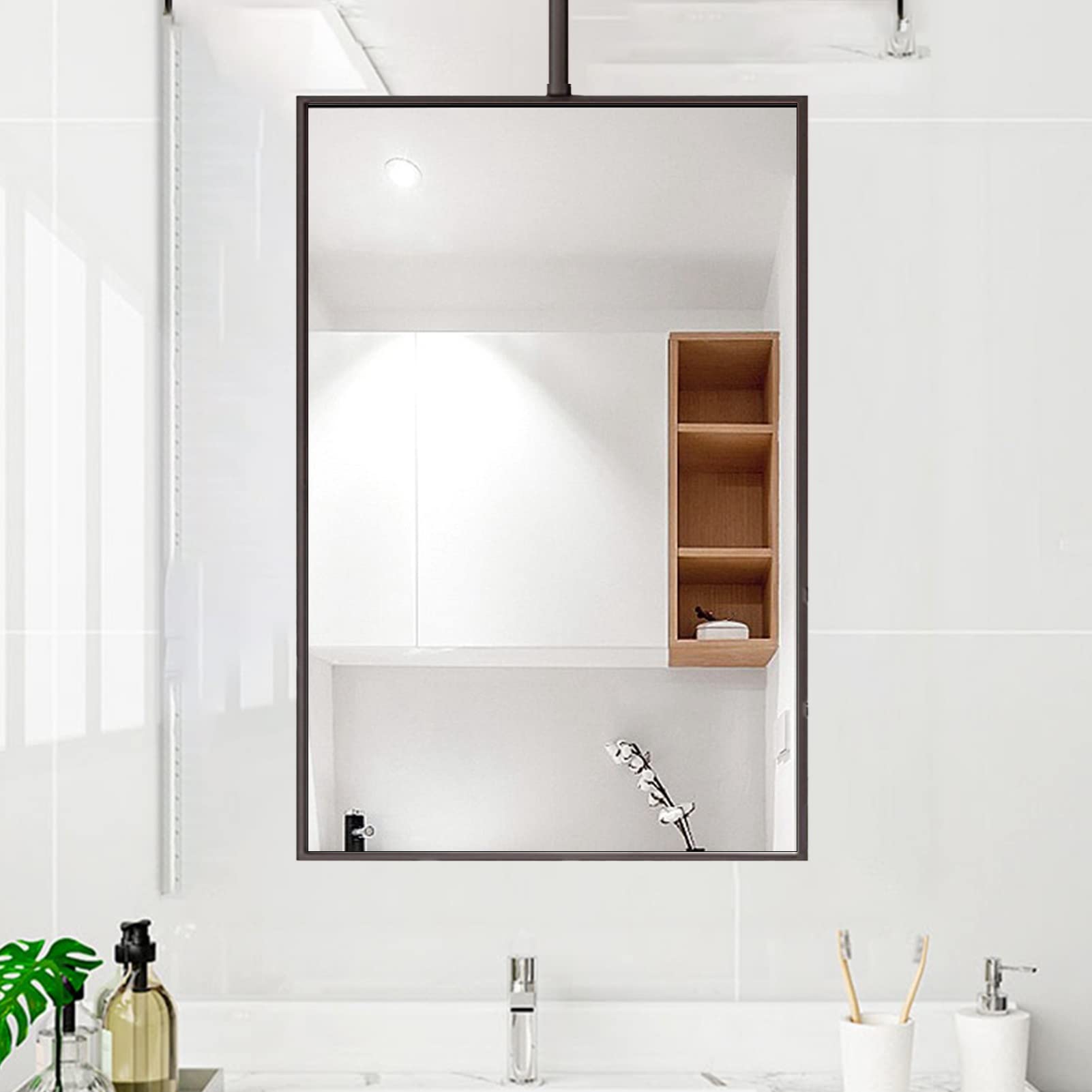 Miroir suspendu à tige pour illuminer une entrée sombre et étroite