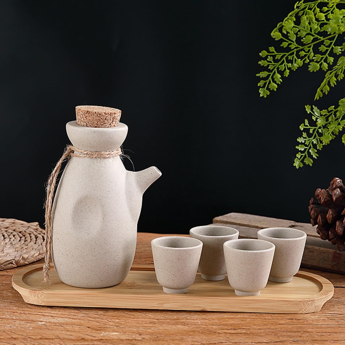 Service à saké japonais traditionnel en céramique avec 1 carafe à saké, 4 tasses à saké et 1 plateau en bambou