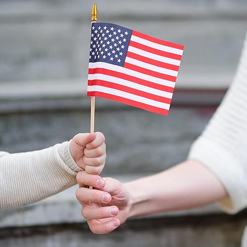 Miniatura 7 de Banderas americanas pequeñas en palo, 50 piezas de decoración del 4 de julio al aire libre, bandera de Estados Unidos de 4 x 6 pulgadas, bandera