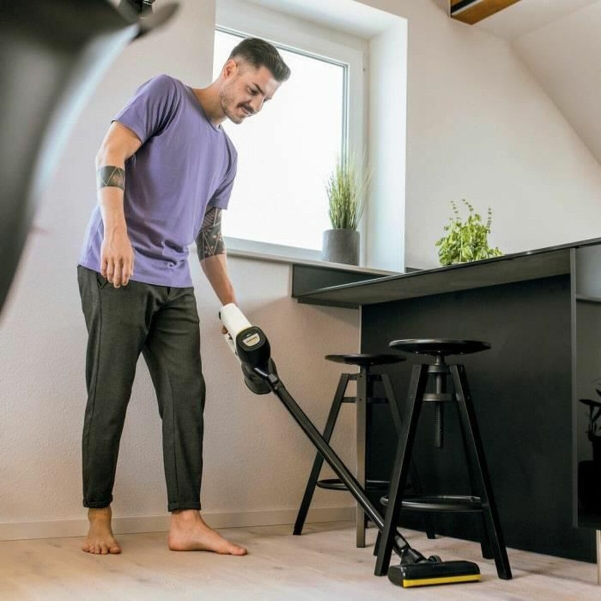 KÄRCHER Aspirador a batería VC 4 Cordless myHome, 2 Niveles aspiración, batería 21.6 V, autonomía por Carga 30 min Aprox., Peso 2.3 kg, Cargador, Soporte Pared, boquillas Suelo y Ranuras