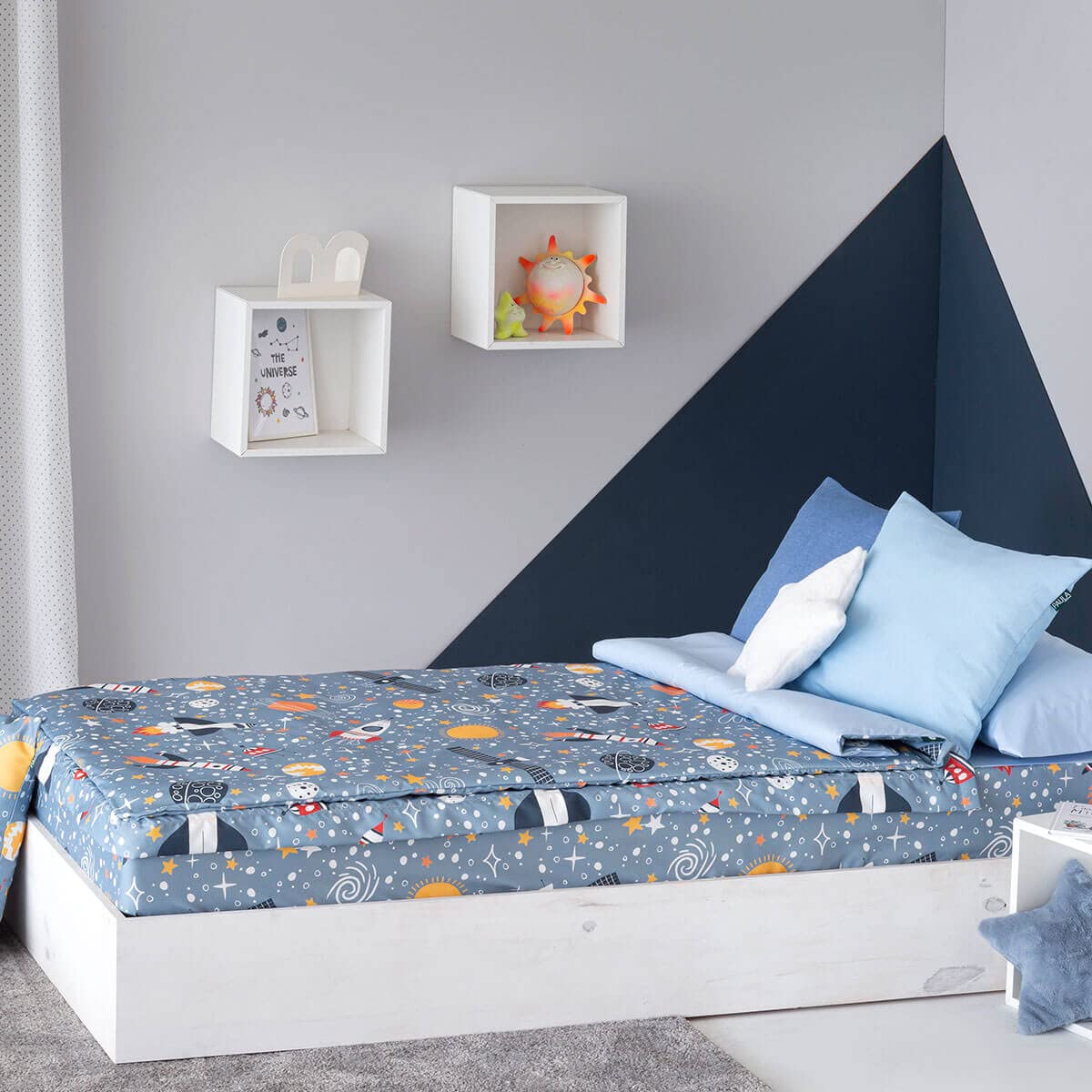 Saco nórdico Galaxia Lanovenanube Cama 90 Infantil con Relleno | 65% poliéster y 35% algodón. Relleno 200 gr. Incluye funda de almohada. Estampado galaxia sobre fondo azul.