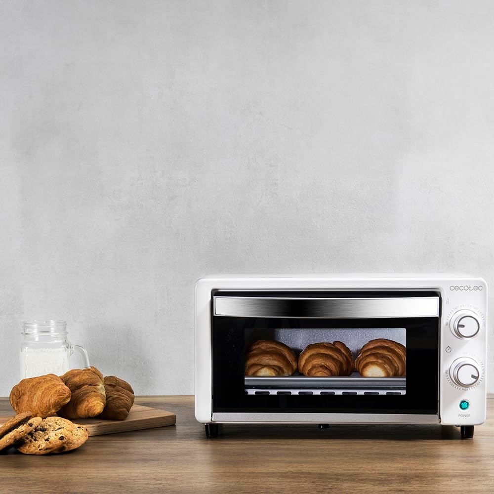 Cecotec Bake&Toast 1090 Countertop Oven with croissants inside