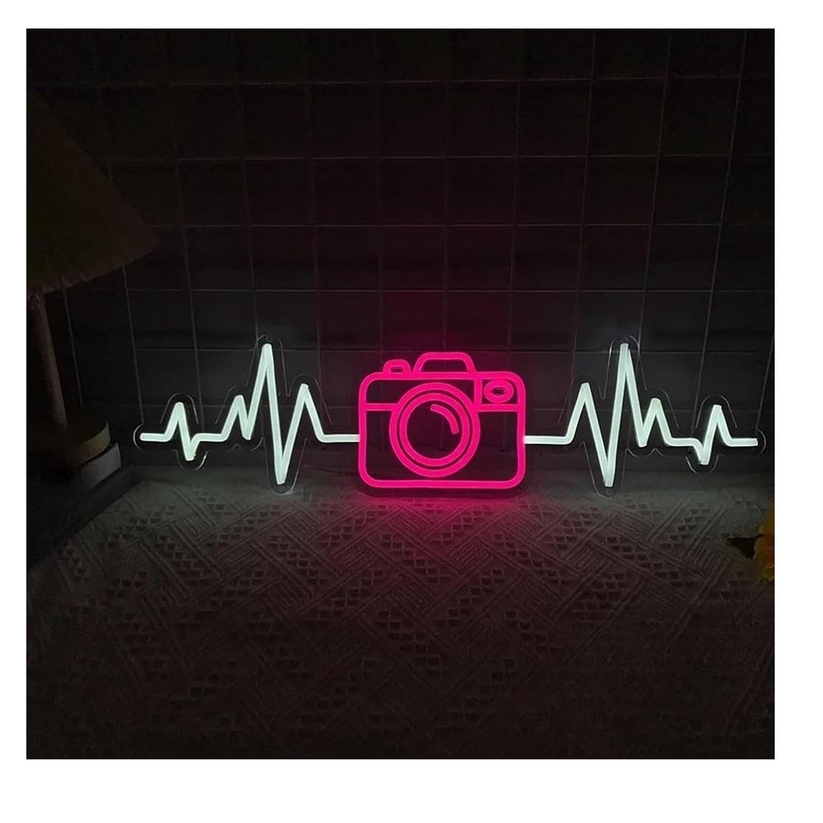 Néon appareil photo 10cmx45cm pour égayer un mur blanc sans relief