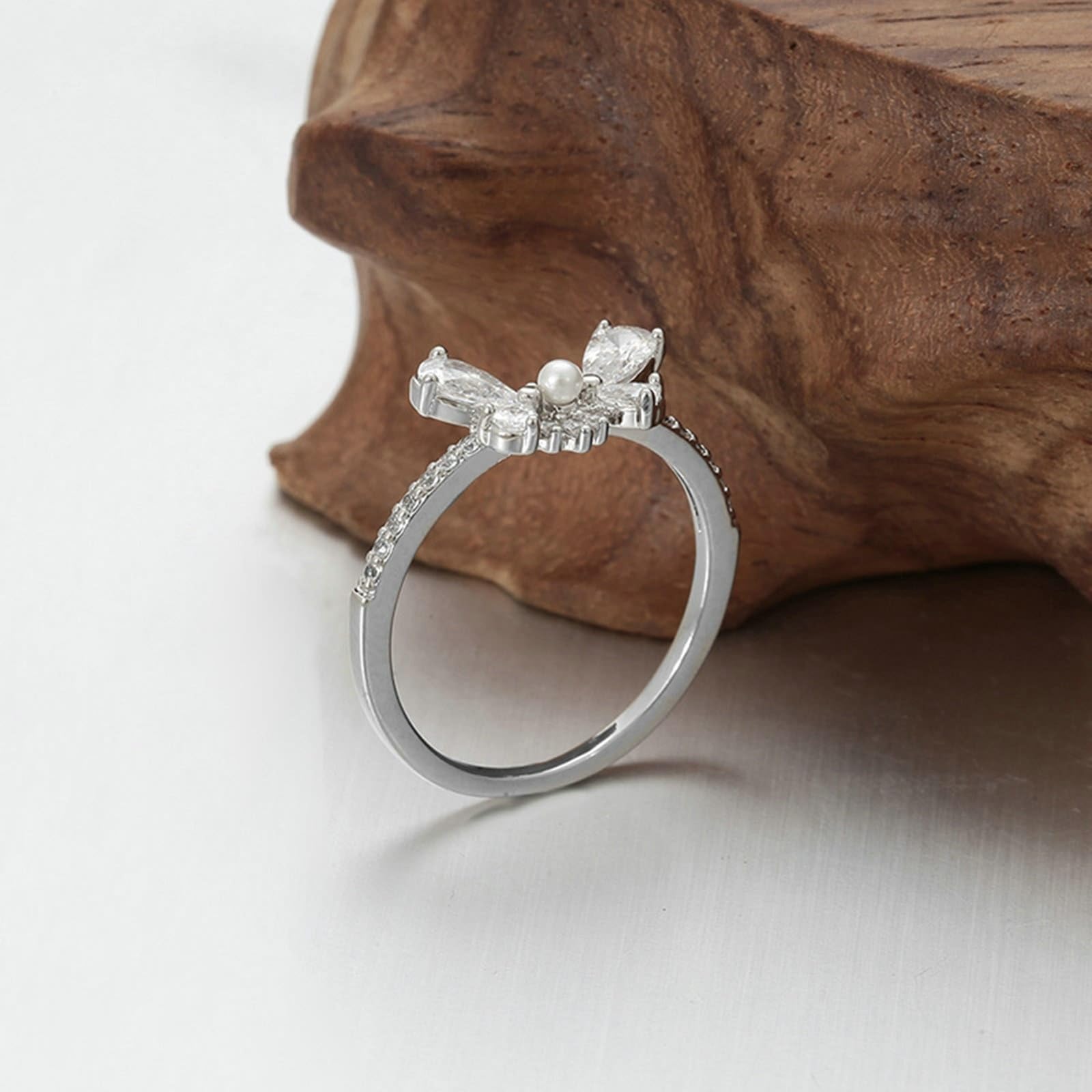 Anillo de compromiso de oro blanco de 18 quilates con gota de moissanita y forma de mariposa