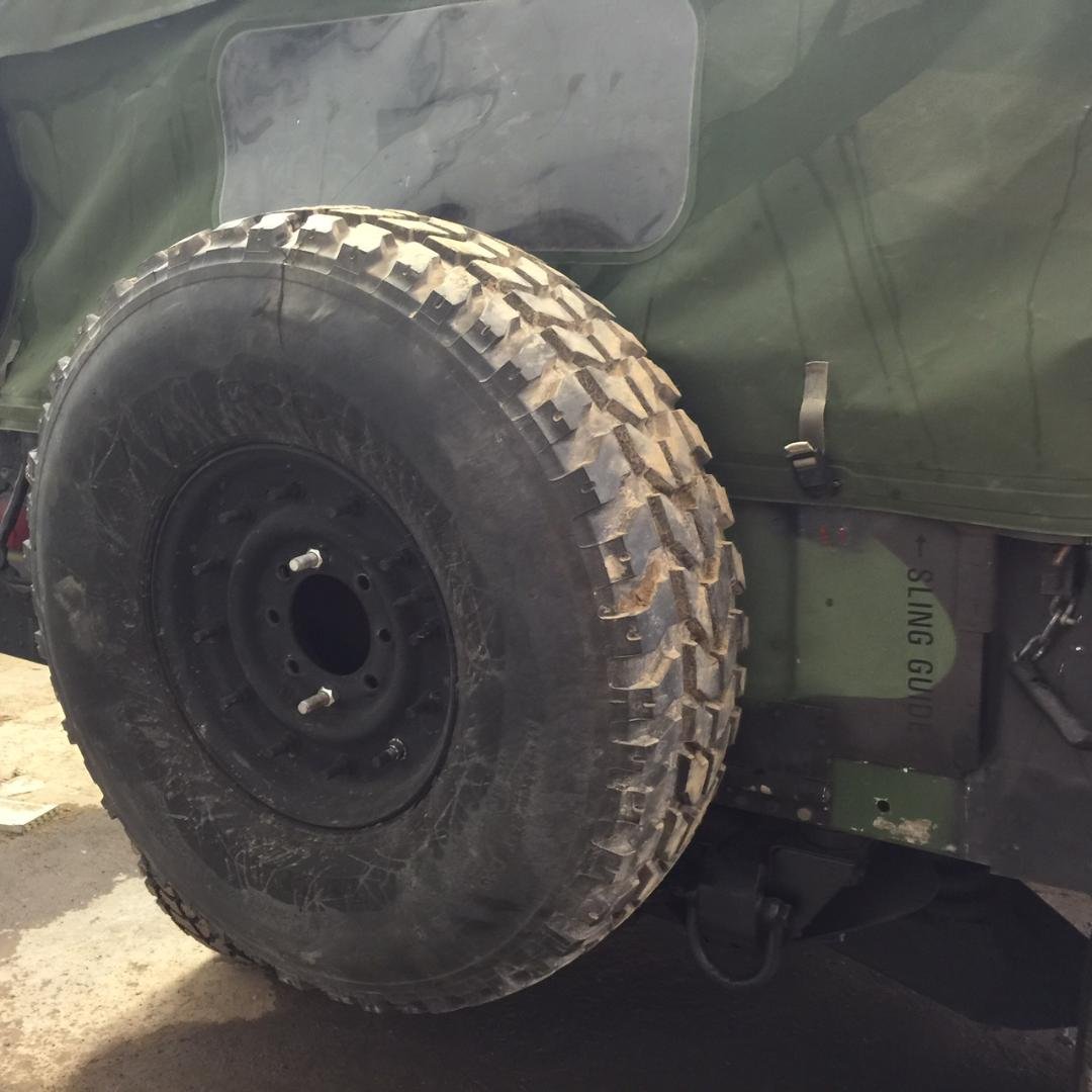 Amazon | 純正HUMVEE (TM) マウントスペアタイヤ M998 リム付属