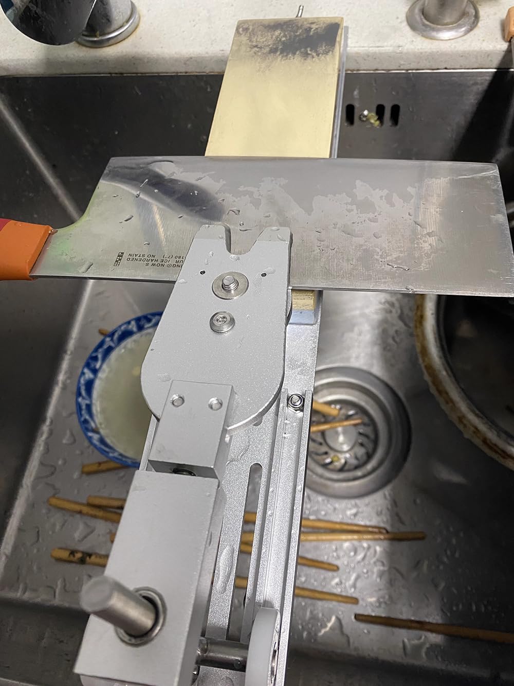 Affilatrice Ad Angolo Fisso, Affilatrice Manuale per Coltelli Domestici con Goniometro e Telaio in Alluminio con Pietra per Affilare in Corindone Bianco