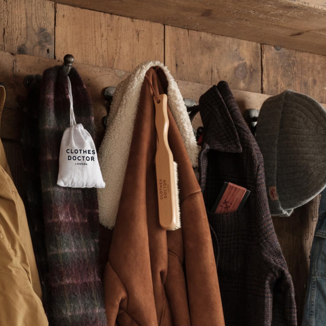 Kleiderbürste aus Holz mit Naturborsten, weich | Anzug, Jacke, Mantel, Hemden, Kleider abbürsten - mit Stil & ökologisch | Fusselentferner und Flusenentferner ohne Kratzen