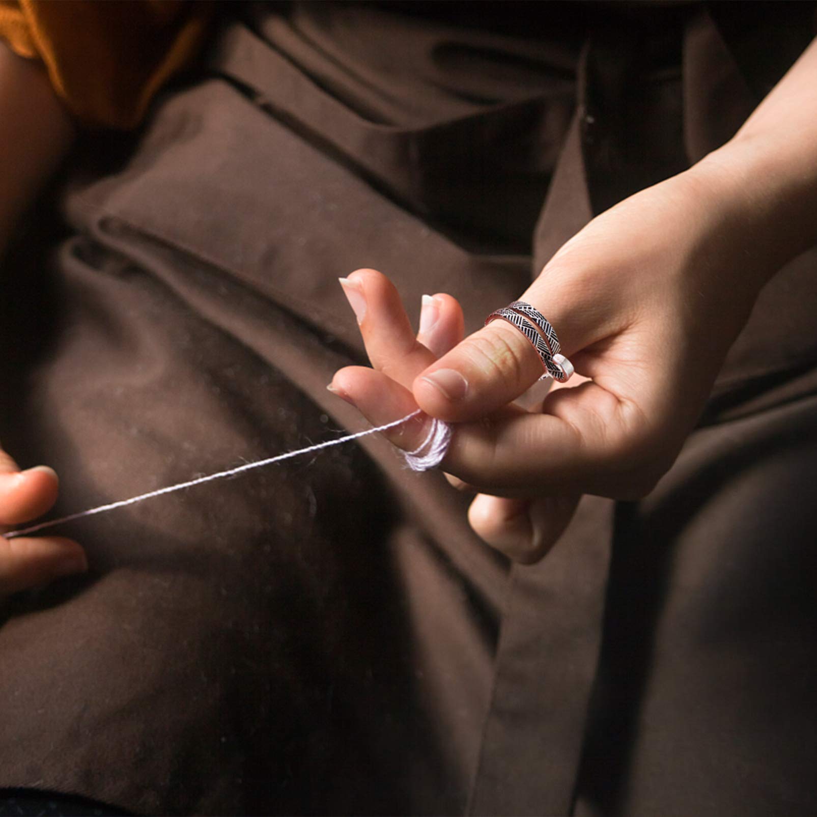 2 Stück Strickschlaufen / Häkelringe (Silber + Kupfer) – Verstellbar, Schützt Finger, Für Gleichmäßige Spannung