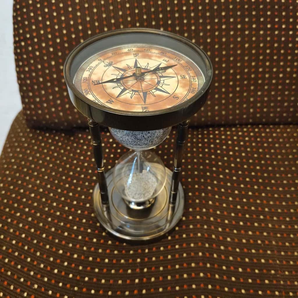 Vintage Nautical Compass Hourglass Timer, Sand Clock with Decorative Metal Frame, Maritime Navigation Design