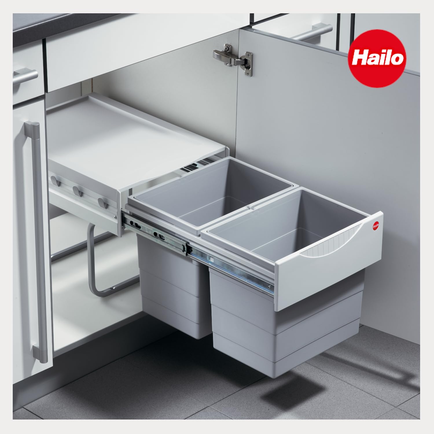 Hailo Abfallsammler 364112 | Raumspar-Tandem 2x 18 Liter | ab 40cm Schrank mit Drehtür | 346 x 475 x 336 mm | Kunststoffteile hellgrau | 2 fach Abfalltrennsystem per Handauszug | einfache Bodenmontage