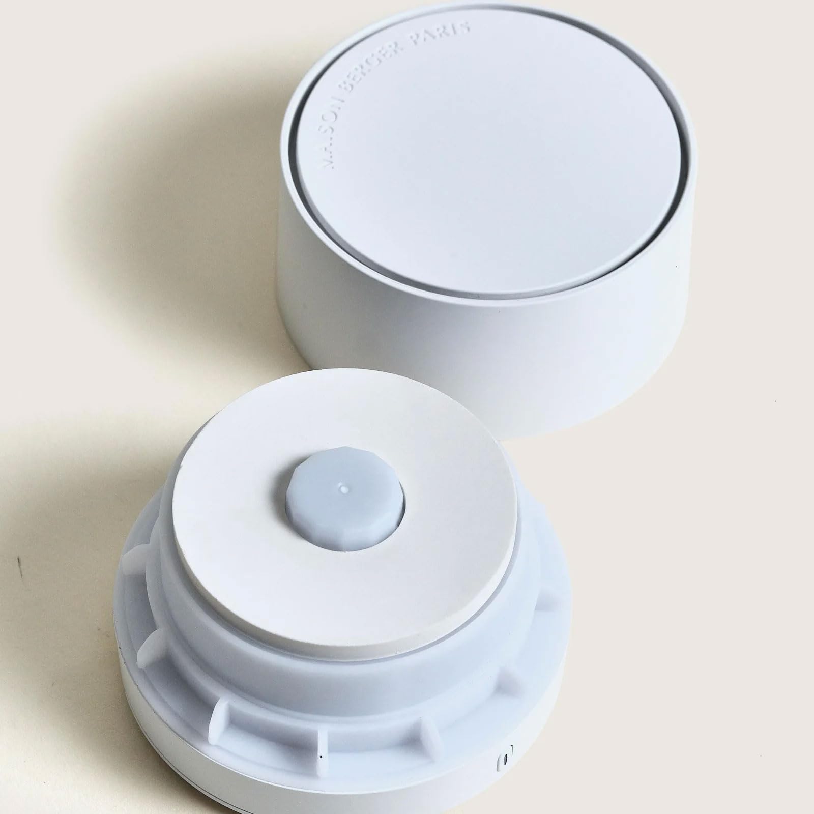 Maison Berger Elektrischer Duftspender für unterwegs, kabellos, mit Meereswind-Nachfüllpackung, Keramikdiffusor, 6 bis 8 Wochen – 2 Diffusionsmodi (weiß)