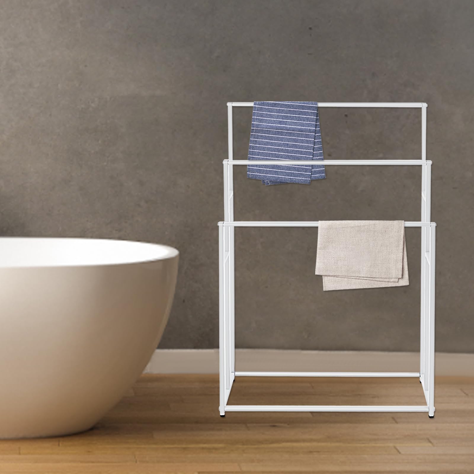 Grand porte-serviettes sur pied à 3 niveaux - Porte-serviettes de bain surdimensionné pour sécher les serviettes de bain pour chambre à coucher, salle de bain ou piscine (blanc)