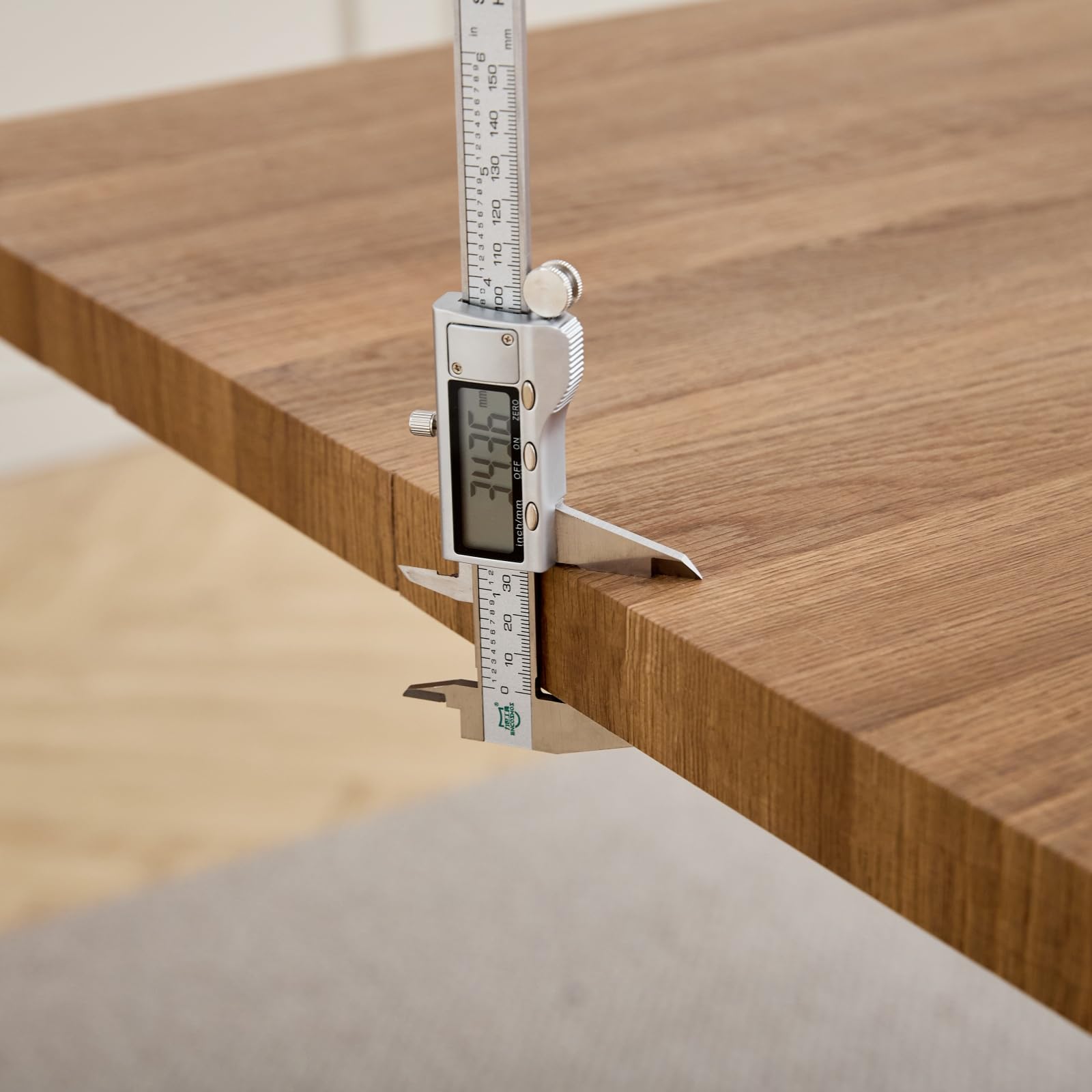 GrandCA HOME Set Tavolo e Sedie da Pranzo, Tavolo da Pranzo Rettangolare da 140 cm, 4 Sedie in Polipropilene a Rete, Adatto per Cucina, Sala da Pranzo e Soggiorno - Legno Scuro + Nero