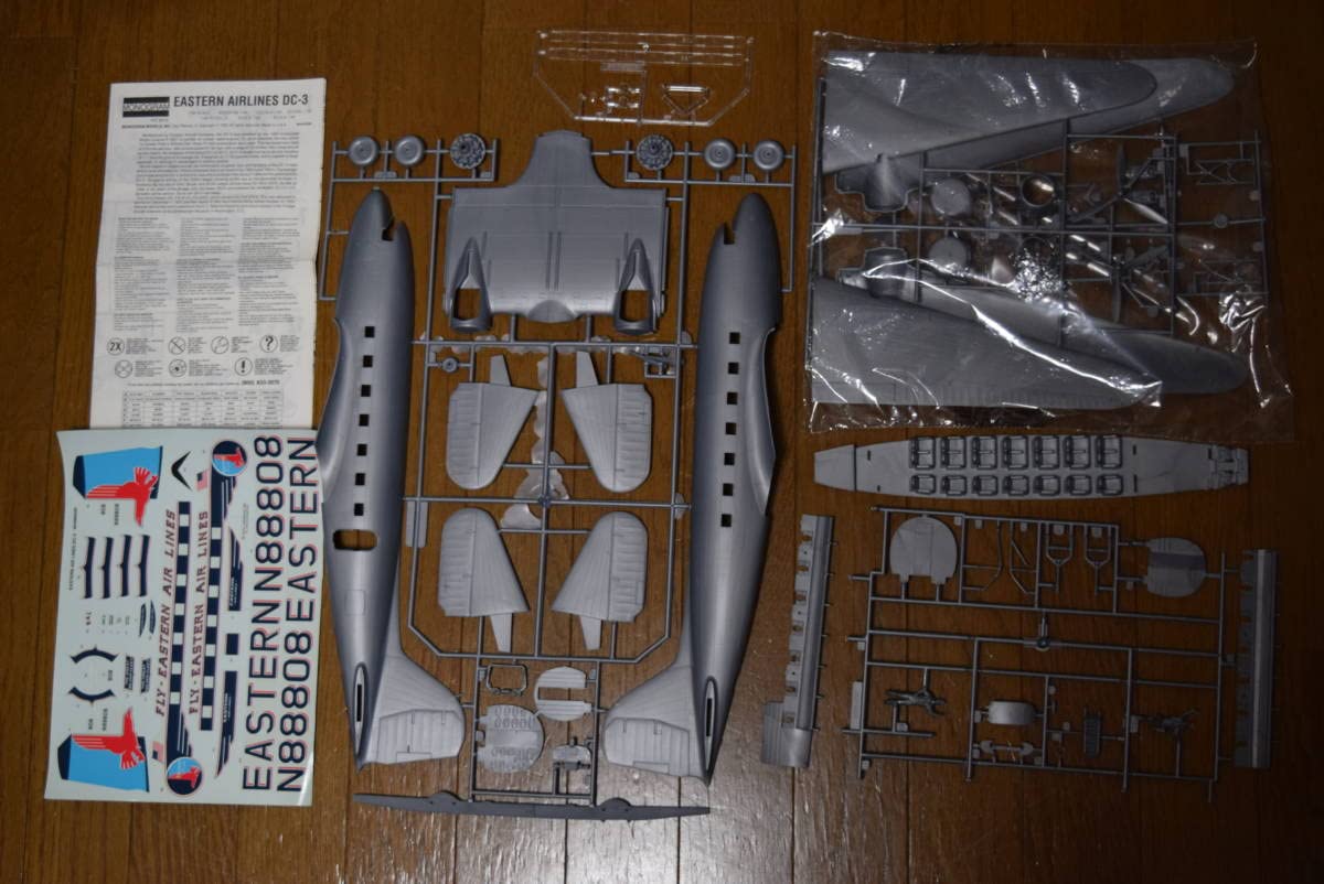 Amazon.co.jp: 【稀少1/48オマケ付】モノグラム ダグラスDC-3