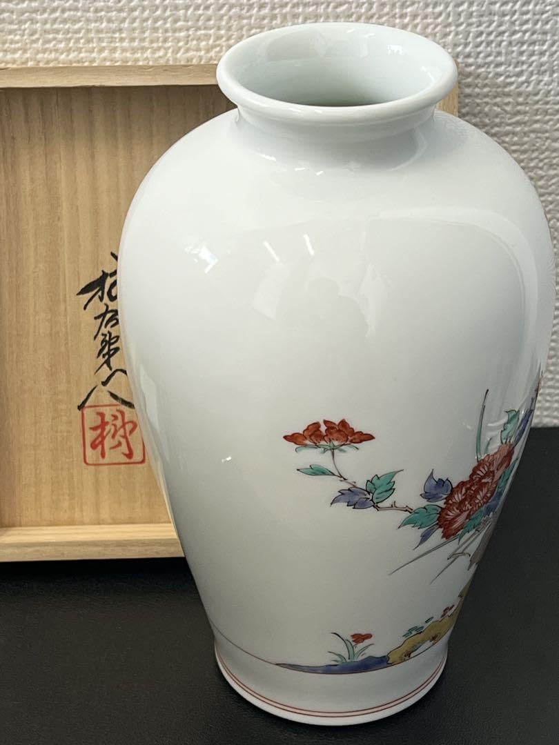 柿右衛門作　錦　牡丹　花瓶 赤絵の伝統 人間国宝十四代 Amazon.co.jp: 柿右衛門作 錦 牡丹 花瓶 赤絵の伝統 人間国宝十
