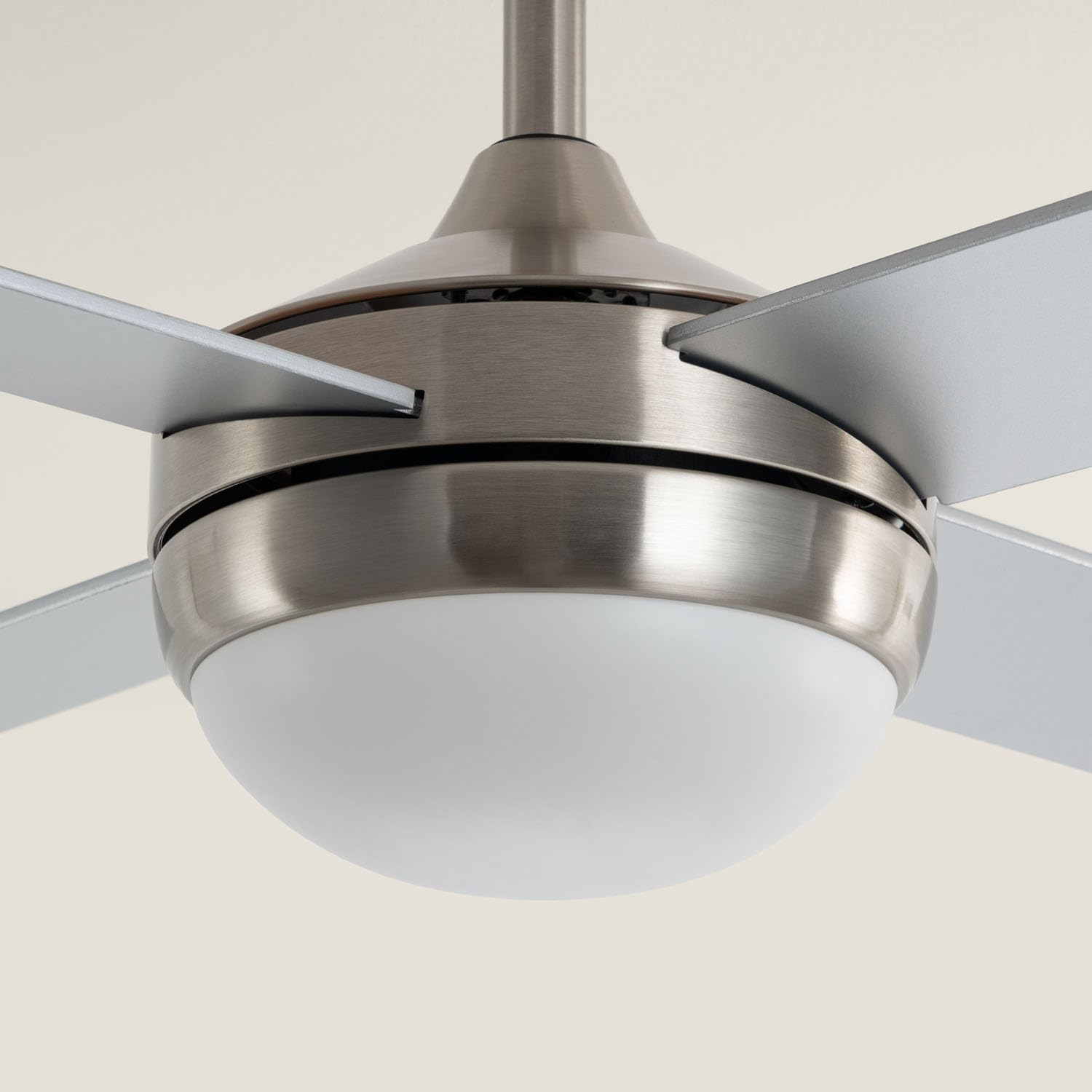 LEDKIA LIGHTING Ventilatore da Soffitto Navy Evo Nichel con Luce Integrata, Motore DC 30W Silenzioso ed Efficiente, 4 Pale, 6 Velocità, 132 cm, Telecomando | Motore DC silenzioso ed efficiente da 30 W, 4 pale, 6 velocità, 132 cm