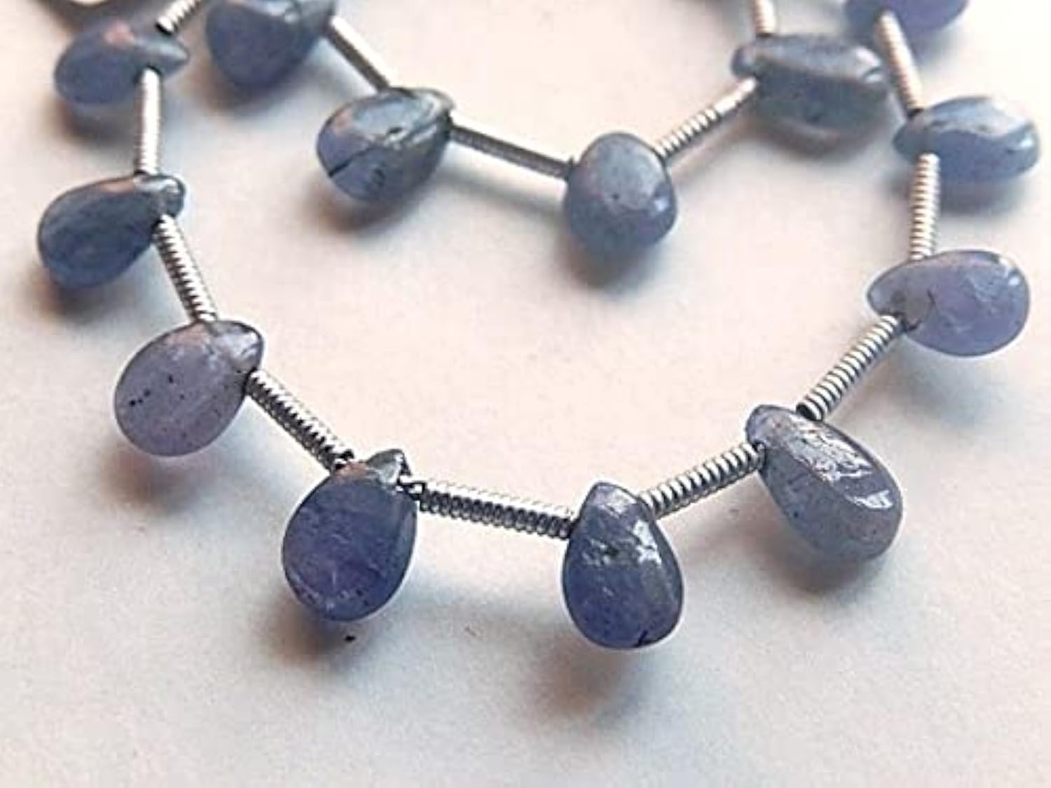 Tanzanite perle poire lisse sans imperfection pour montage de bijoux délicats durables