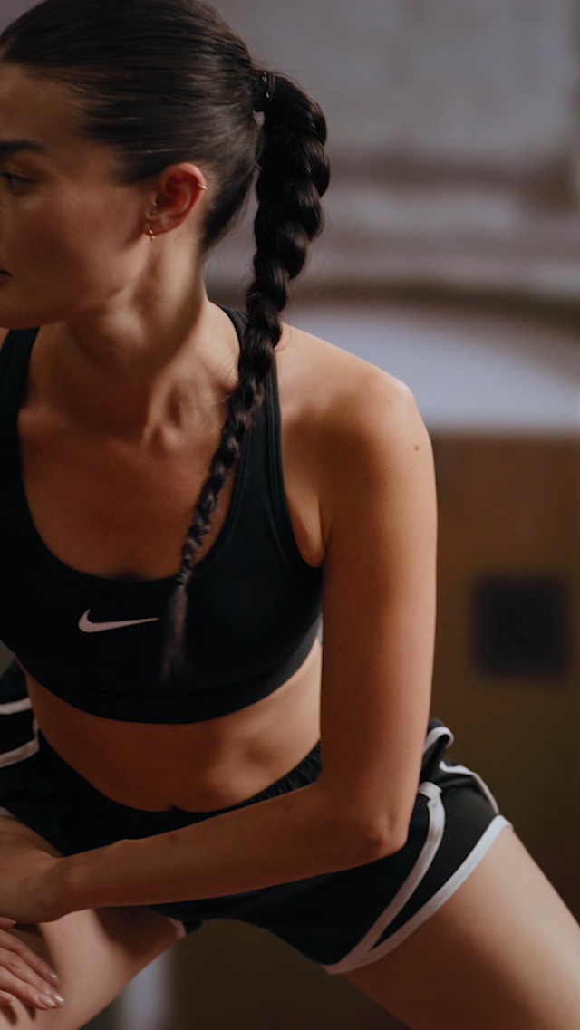 Nike Women's Swoosh Medium Support Padded Sports Bra, Black/White