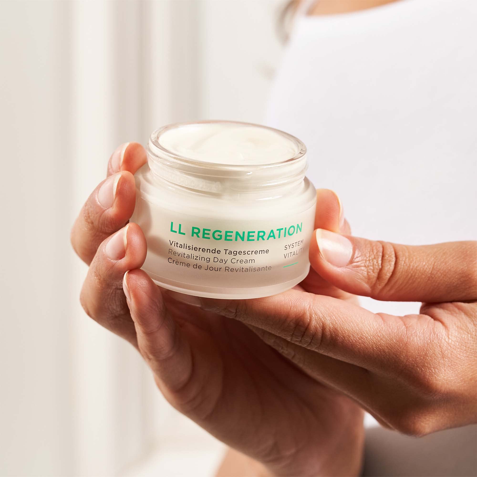 ANNEMARIE BÖRLIND LL REGENERATION Crema da notte vitalizzante (50 ml) + bustine di campione (tutta la routine di cura) – accelera il rinnovamento cellulare della pelle, favorisce la tonificazione e la