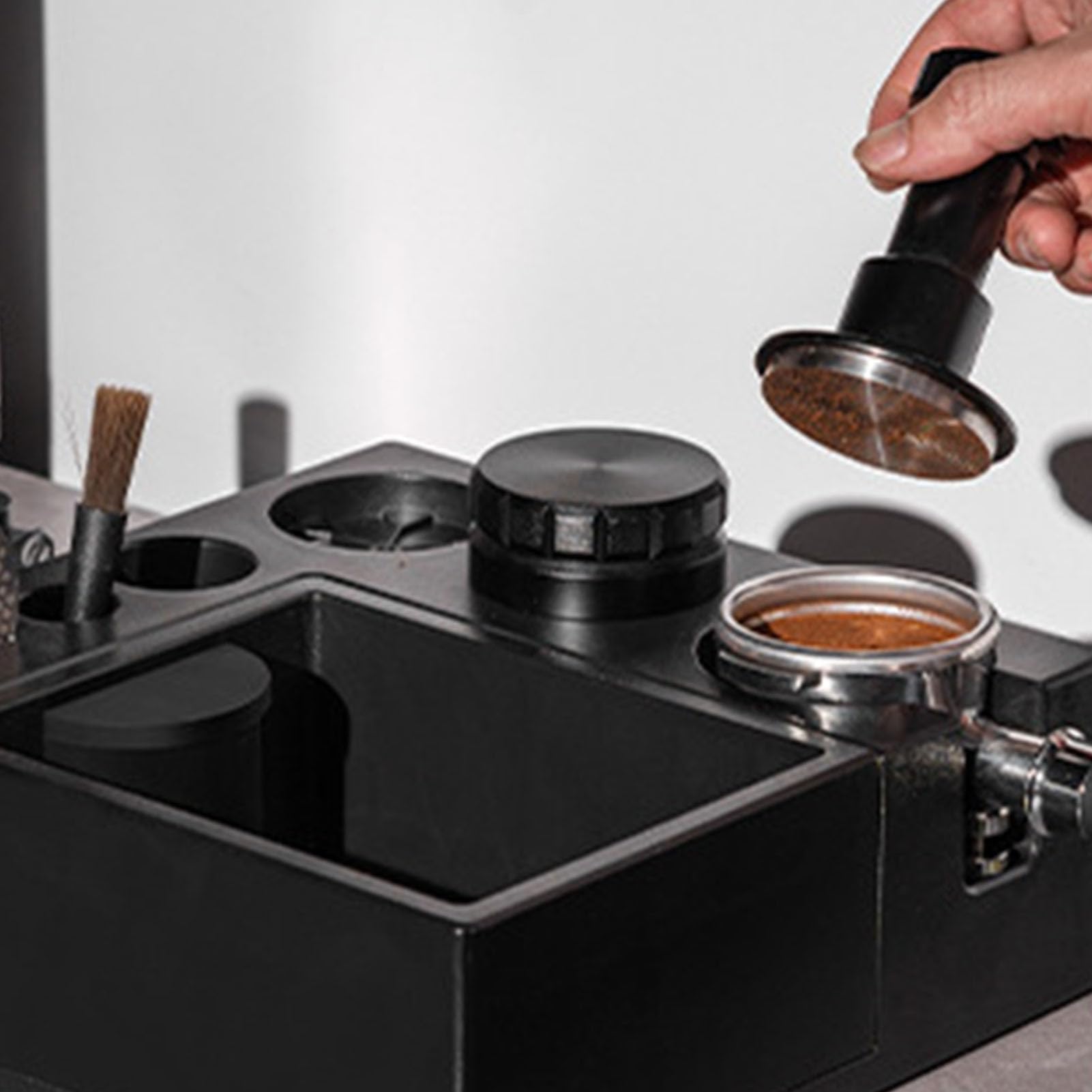 Cryfokt Tamperstation, Multifunktionaler Kaffeezubehör-Organizer mit Rutschfester Basis und Klopfbox, für 51 54 58 Mm Siebträger, Tamper-Verteiler (BLACK)