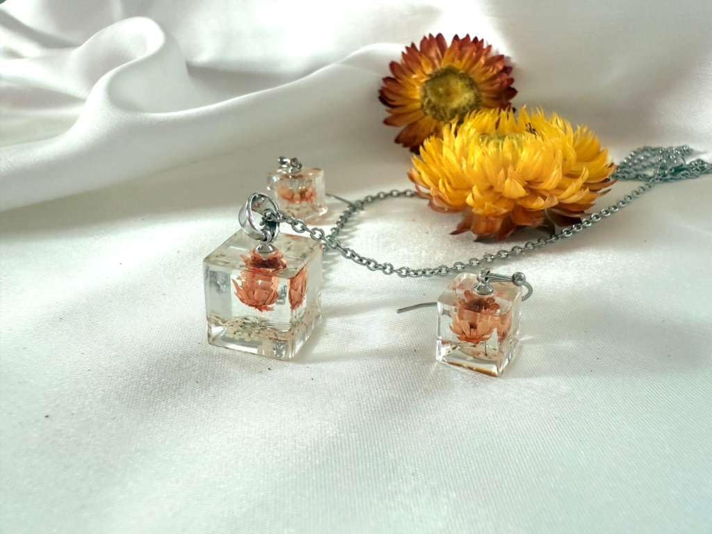Resin pendant necklace Set with real dried flowers, cube-shaped