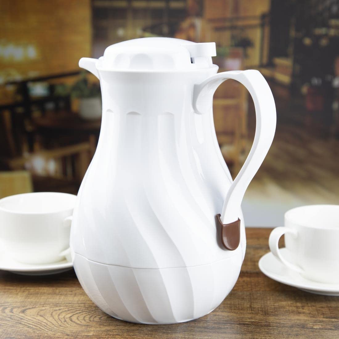 Olympia isolierte Wirbelkanne 2 Liter/70 oz, weiß, Material: ABS, Daumenhebelmechanismus für kontrolliertes Ausgießen, Kanne für heiße und kalte Getränke, GL971