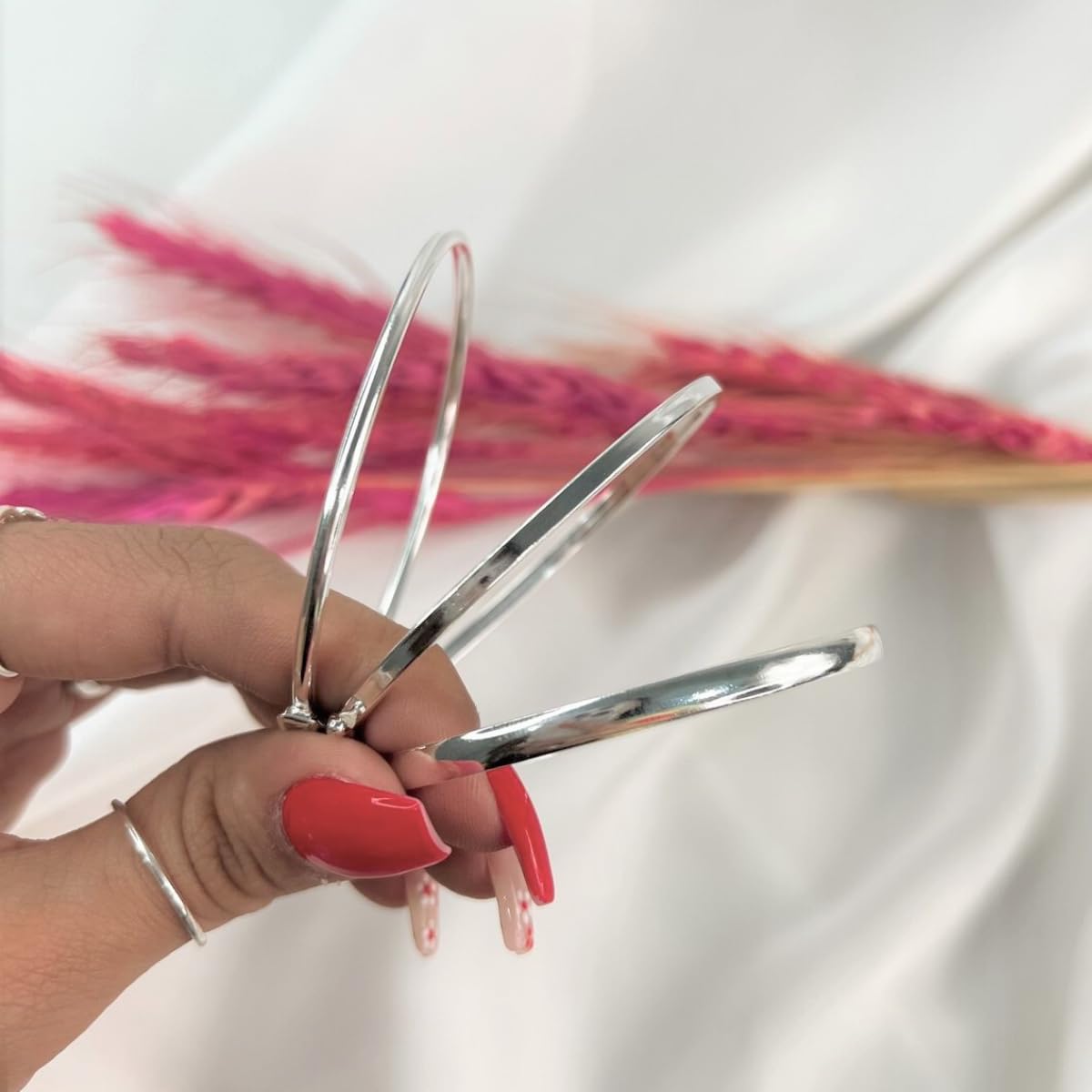 Bracelete em Prata Fio Redondo 6,3 cm Interno Joia em Prata 925 100% Original em promoção! Veja a oferta e mais achadinhos de Bijuterias 5 Hoje é o melhor dia para comprar Bracelete em Prata Fio Redondo 6,3 cm Interno Joia em Prata 925 100% Original com aquele preço maroto! Promoção! Aproveite a oferta! 5