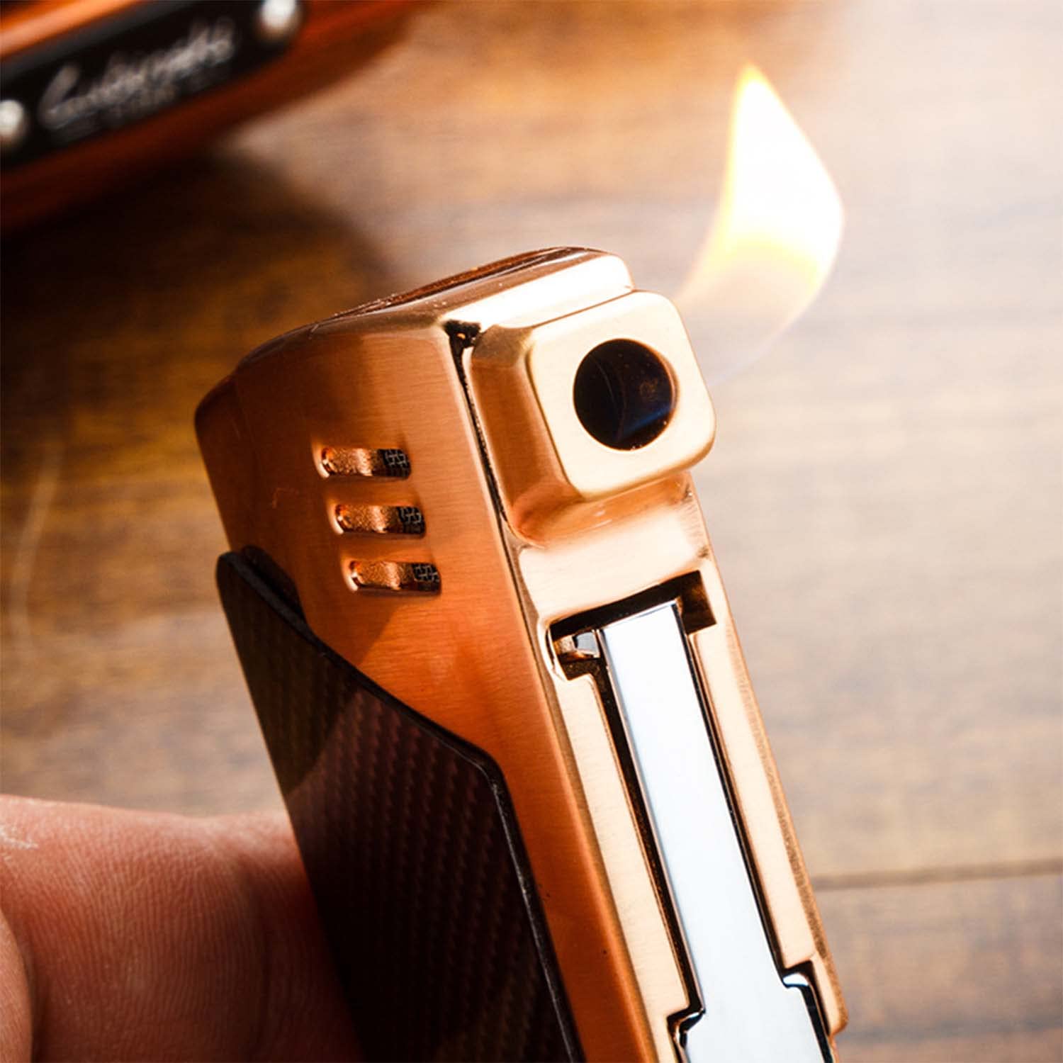 Briquet à Pipe Flamme Douce Rechargeable Construit en 3 Outils de Nettoyage de Pipe pour Camping Grill Cheminée Bougie Cadeau pour Homme Fumeur (Vendu sans Gaz)