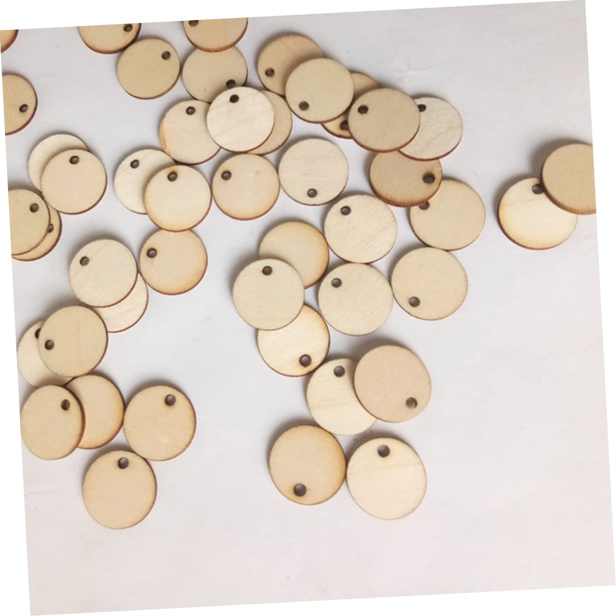 SHINEOFI 50 Pezzi Dischi di Legno Rotondi da 2cm con Aforo per Decorazioni Fai da Te Superficie Liscia per Decoupage e Targhette Personalizzate