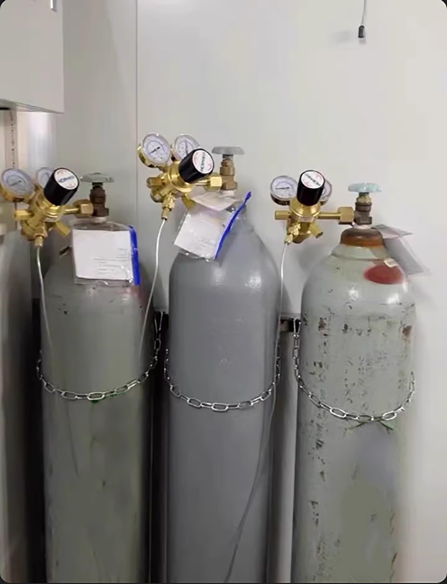Generisch An der Wand montierter Sauerstoffflaschenhalter, verstellbares Stahltankgestell für Labor, Fabrik und Schule, langlebiger Flaschenschrank mit Metallschnalle (cremefarben)