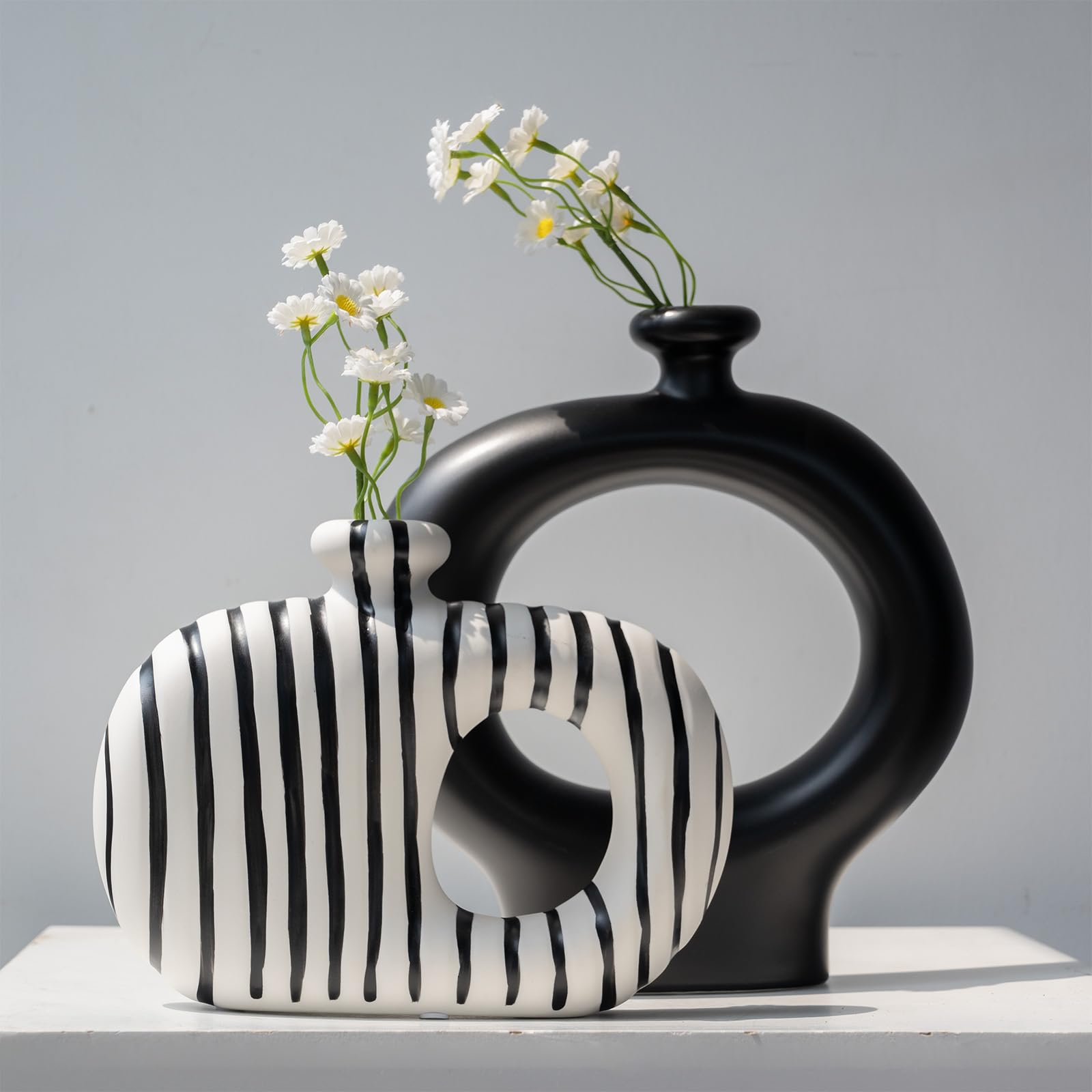 Relexome Keramikvasen, 2er-Set, modern, gestreift, Donut-Blumenvasen, minimalistisch, nordischer Stil, Schwarz und Weiß, dekorative Vasen für Heimdekoration, Tischdekoration, Wohnzimmer, Bücherregal