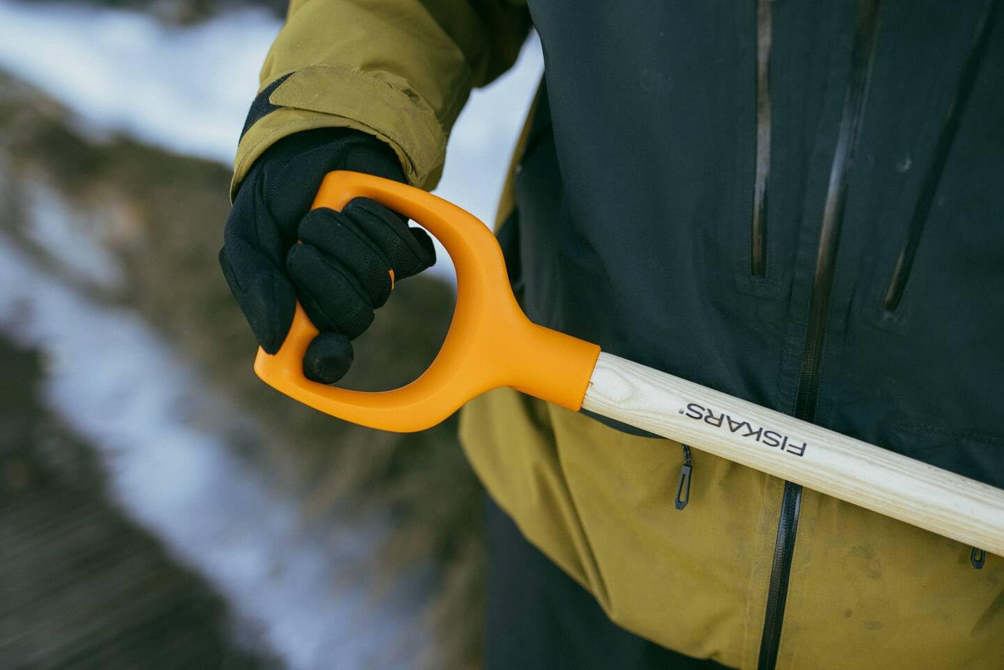 Fiskars Pelle à neige et à grain 31 cm Tête aluminium Manche bouleau Poignée plastique