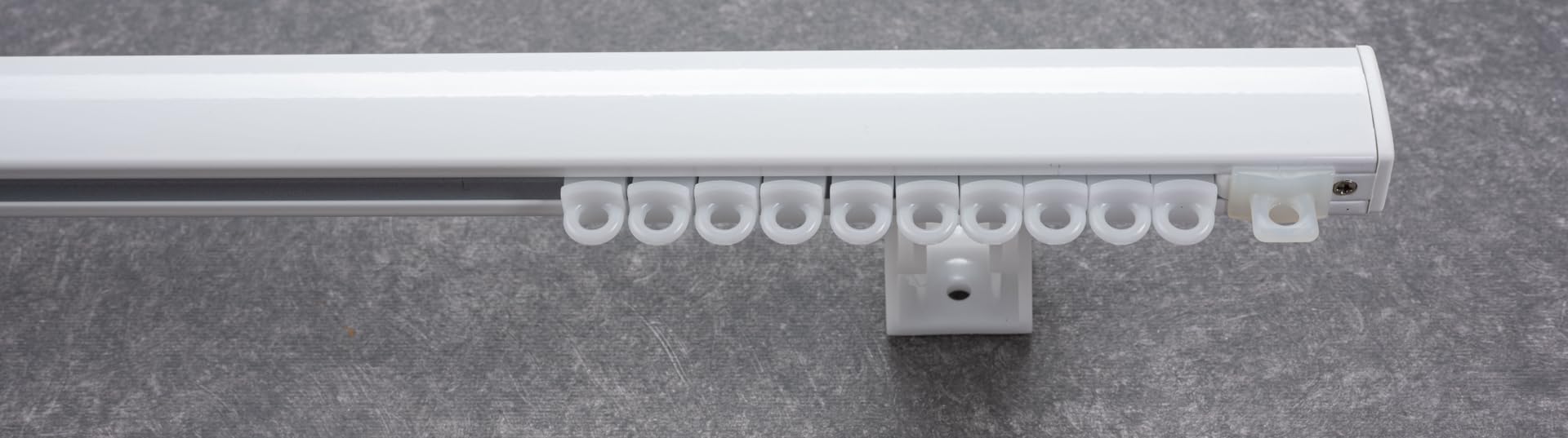Binario per tende arricciate-Installazione: soffitto/parete-Movimento: manuale (senza corda)-Dimensioni: h.2,6 cm-l.1,7 cm-Colori: Bianco, Argento, Nero, Tortora (BIANCO, CM 240)