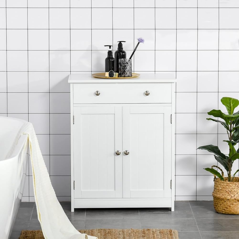 Shally Dogan Armadietto da Bagno Autoportante in Legno Bianco, Mobile Armadio da Terra Multiuso con 1 Cassetto e 2 Ante, Mobiletto per Casa, Cucina, Salone, Salotto, Ingresso, Ufficio, Maniglie Silver