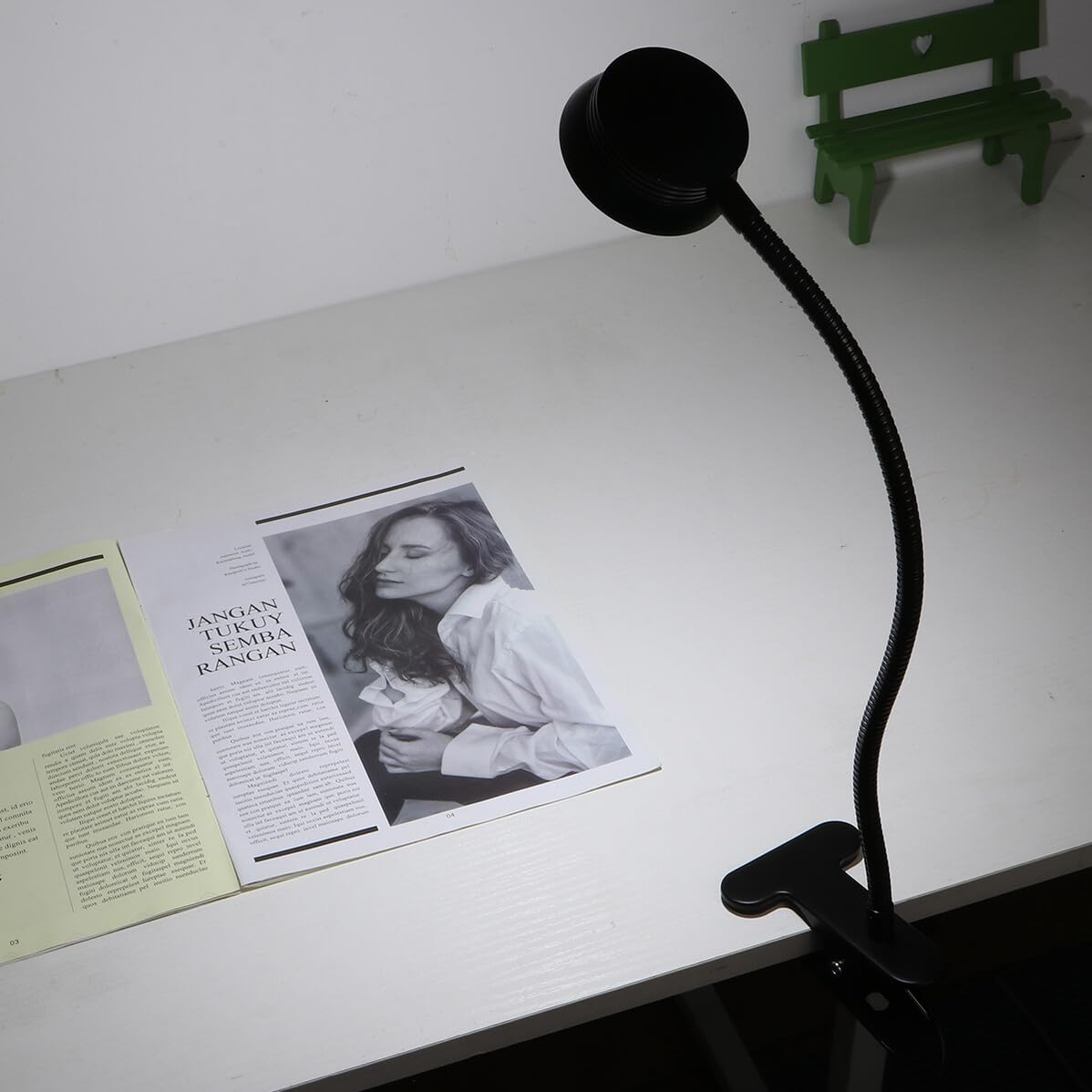 KOMBIUDA Lampada da Lettura LED Clip 4w USB Flessibile Nera | Braccio Orientabile e Morsetto Robusto, Cavo USB Incluso, Adatta a Tastiera e Campeggio