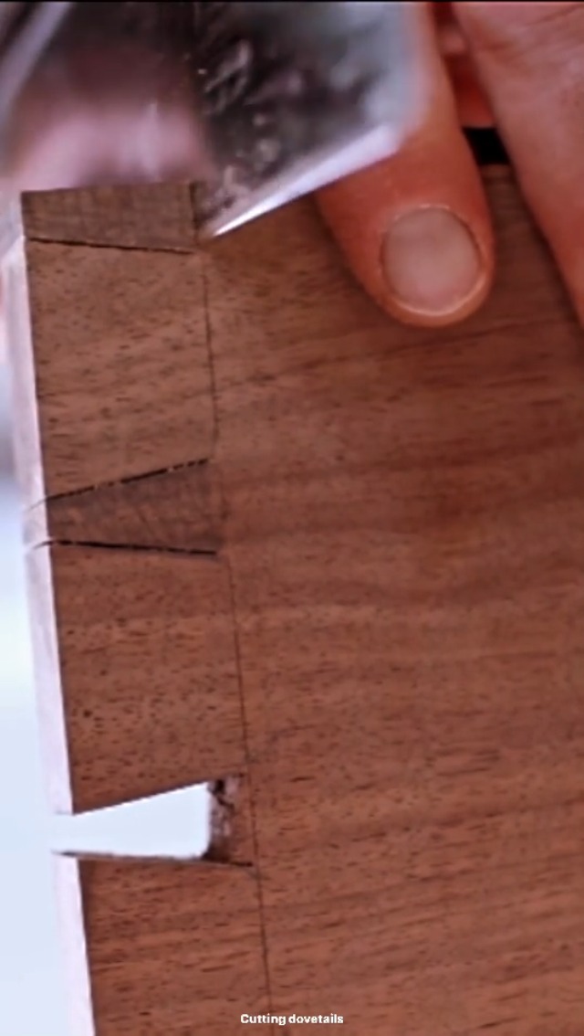 Woodraphic Dovetail Saw Guide – 45° & 90° Combo Angle