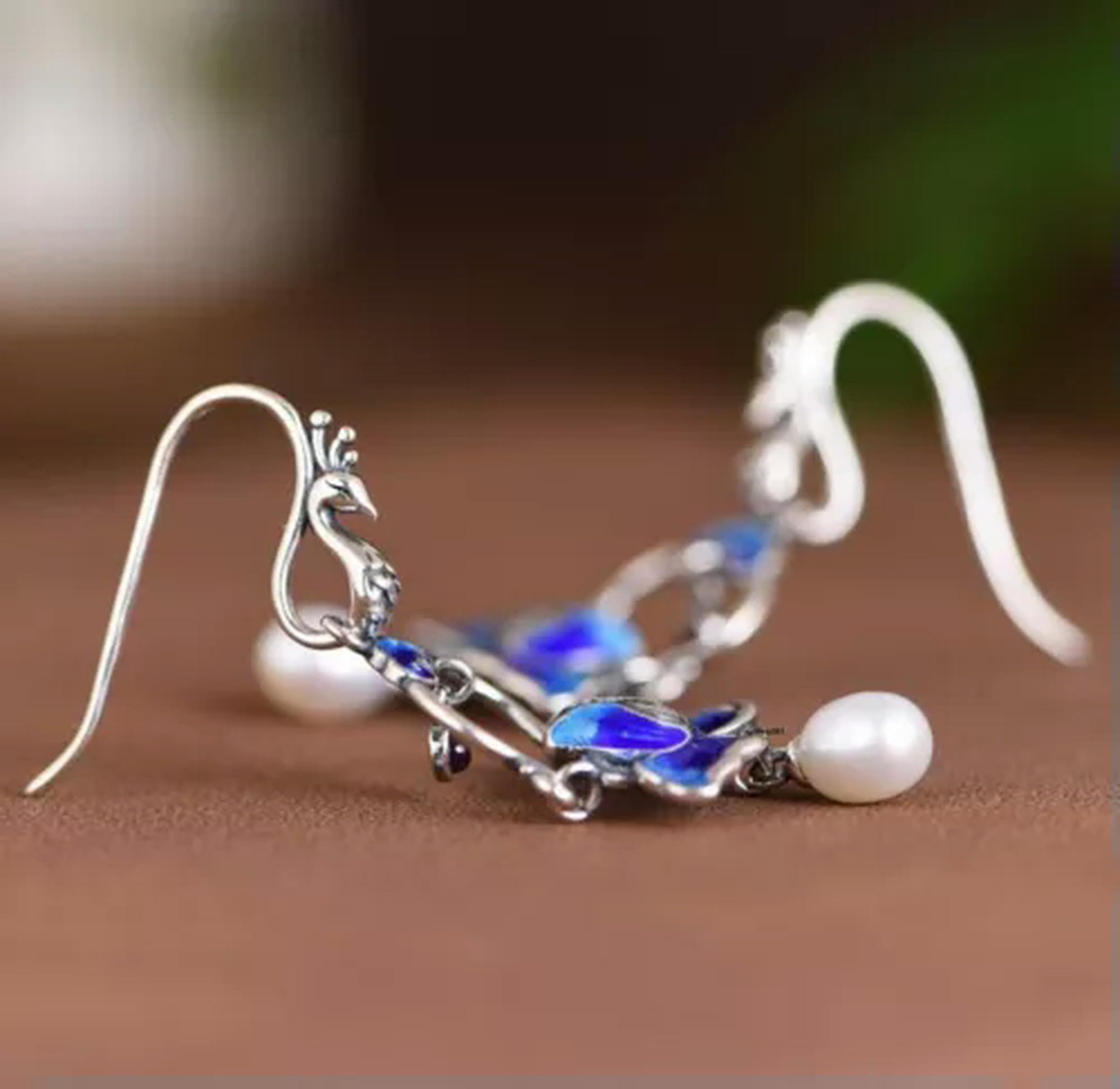1 Paio di Orecchini Pendenti in Argento 925 con Perle e Fiore di Loto smaltato da Donna