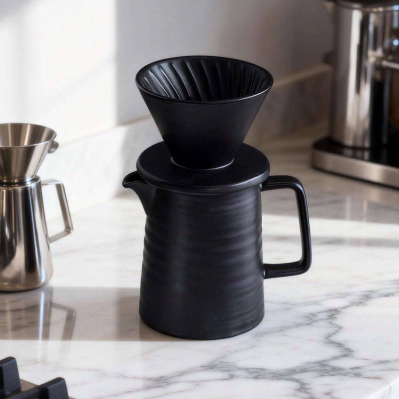 BeeCa Set di caffettiera in ceramica, con gocciolatore V60 da 1 a 2 tazze, include filtri di carta, mantiene il calore ottimale per casa, ufficio o bar, nero