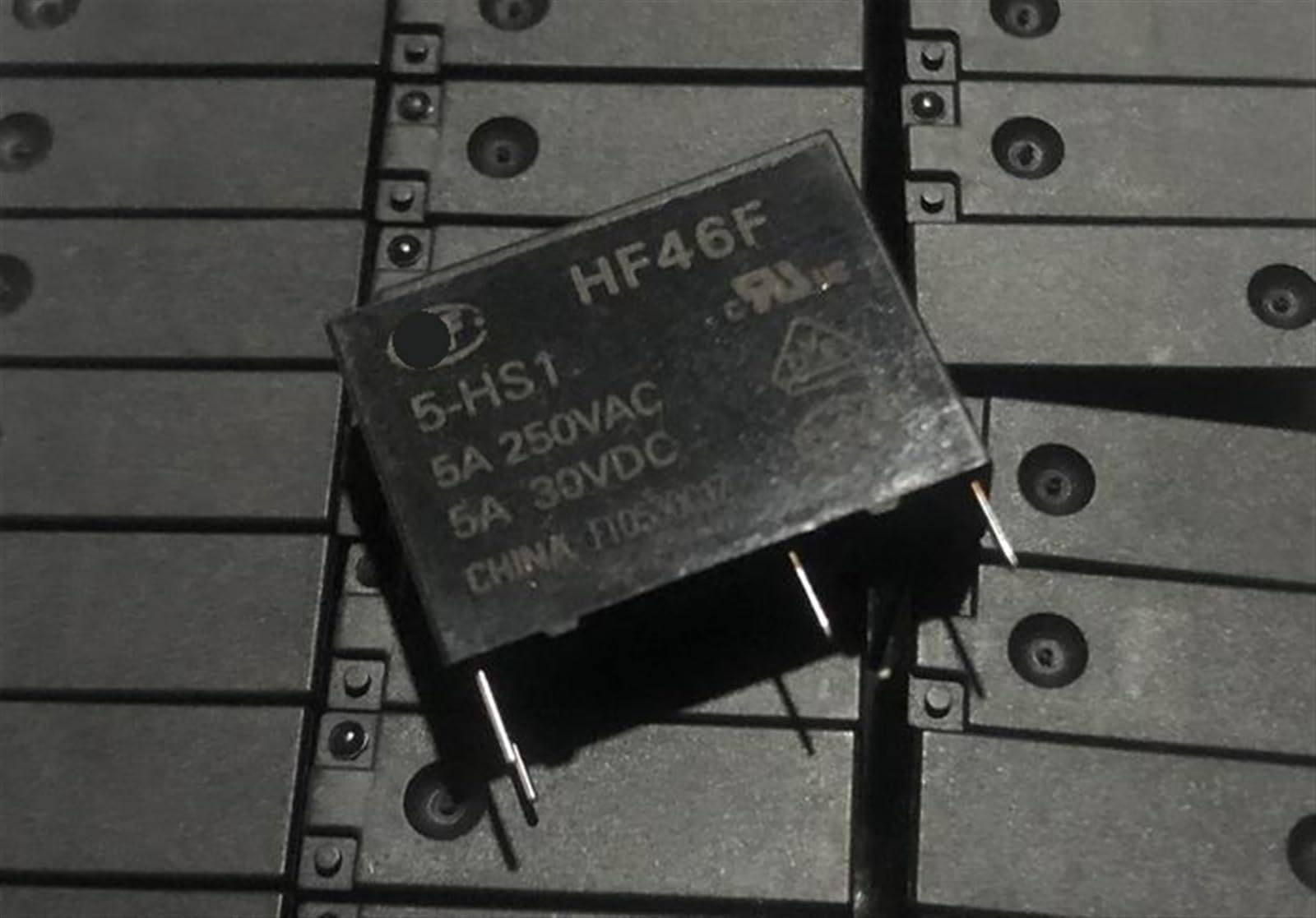 Relé HF46F para reparar fallos de encendido en tarjetas electrónicas y electrodomésticos 3