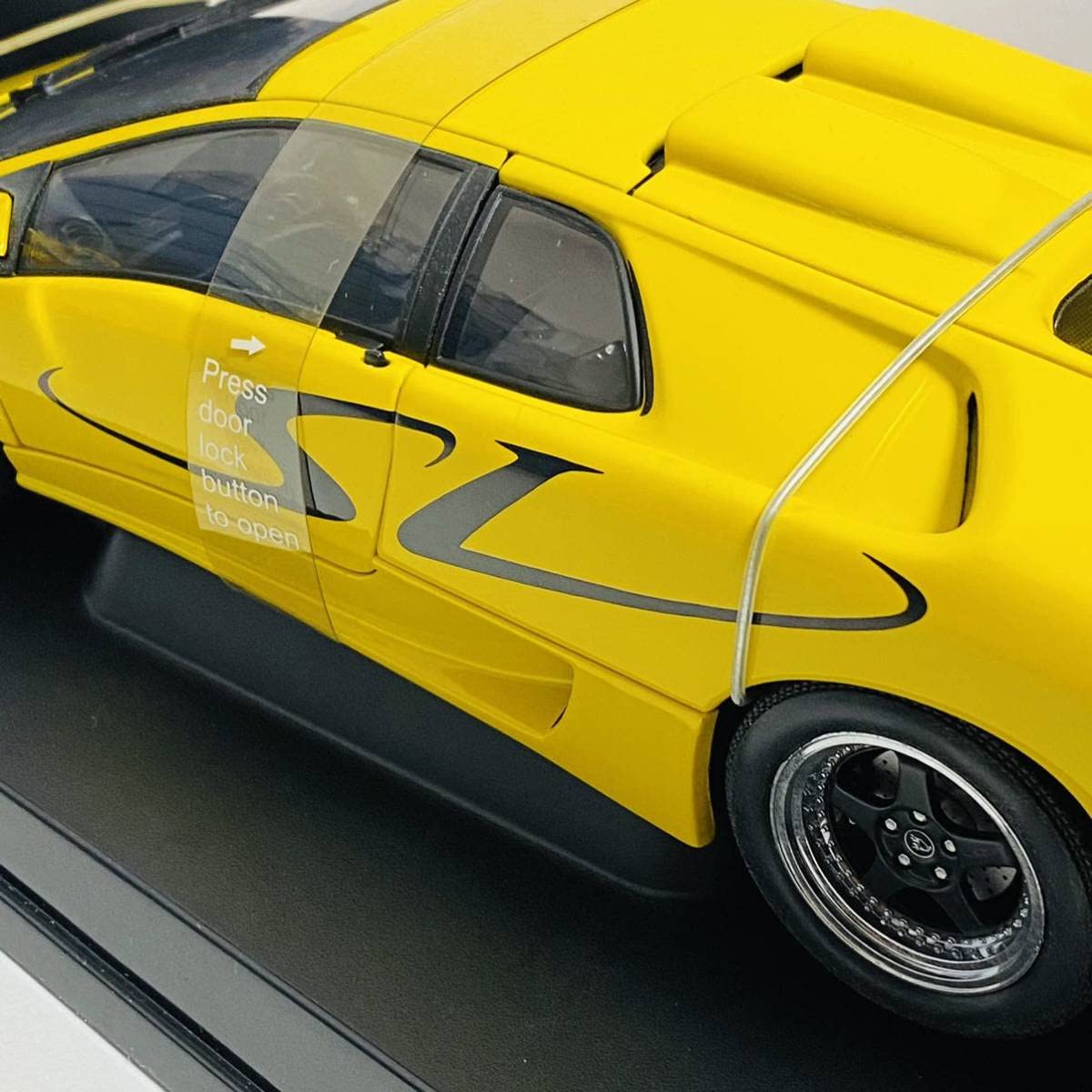 AUTOart 1/18 ランボルギーニ ディアブロ イエロー AUTOart 1/18 ランボルギーニ ディアブロ SV-R （SUPERFLY YELLO