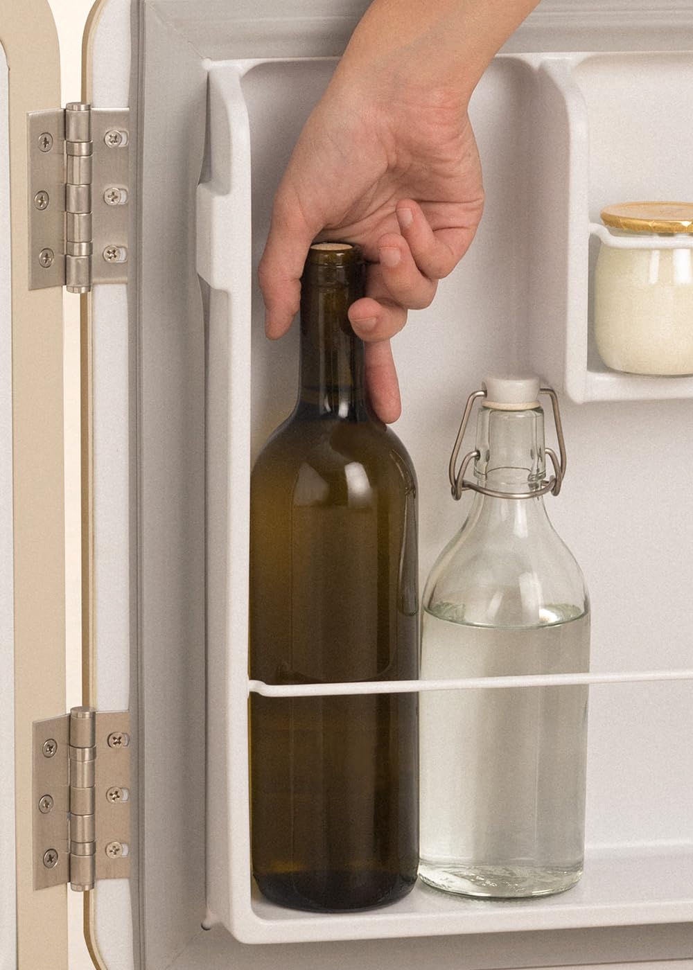 CREATE / RETRO FRIDGE 50 SAGE/Réfrigérateur sable poignée vert sauge/ 85W, minibar, une étagère, design rétro, 50 cm, deux étagères, capacité de 48L, basse consommation, 50x44x49,8 cm