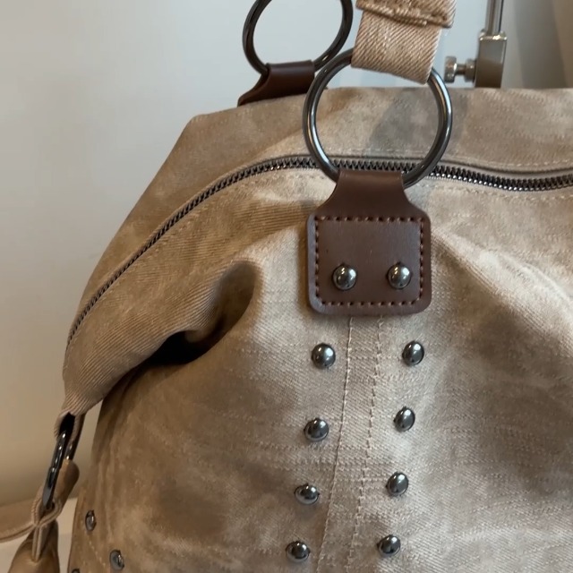 Bolso tote tachonado de cuero sintético para mujer miniatura 7