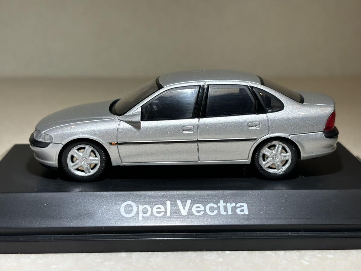 シュコー　オペルベクトラ　1/43 ディーラーミニカー　9162890 貴重 Amazon | 1/43 オペル純正「オペル ベクトラ B セダン