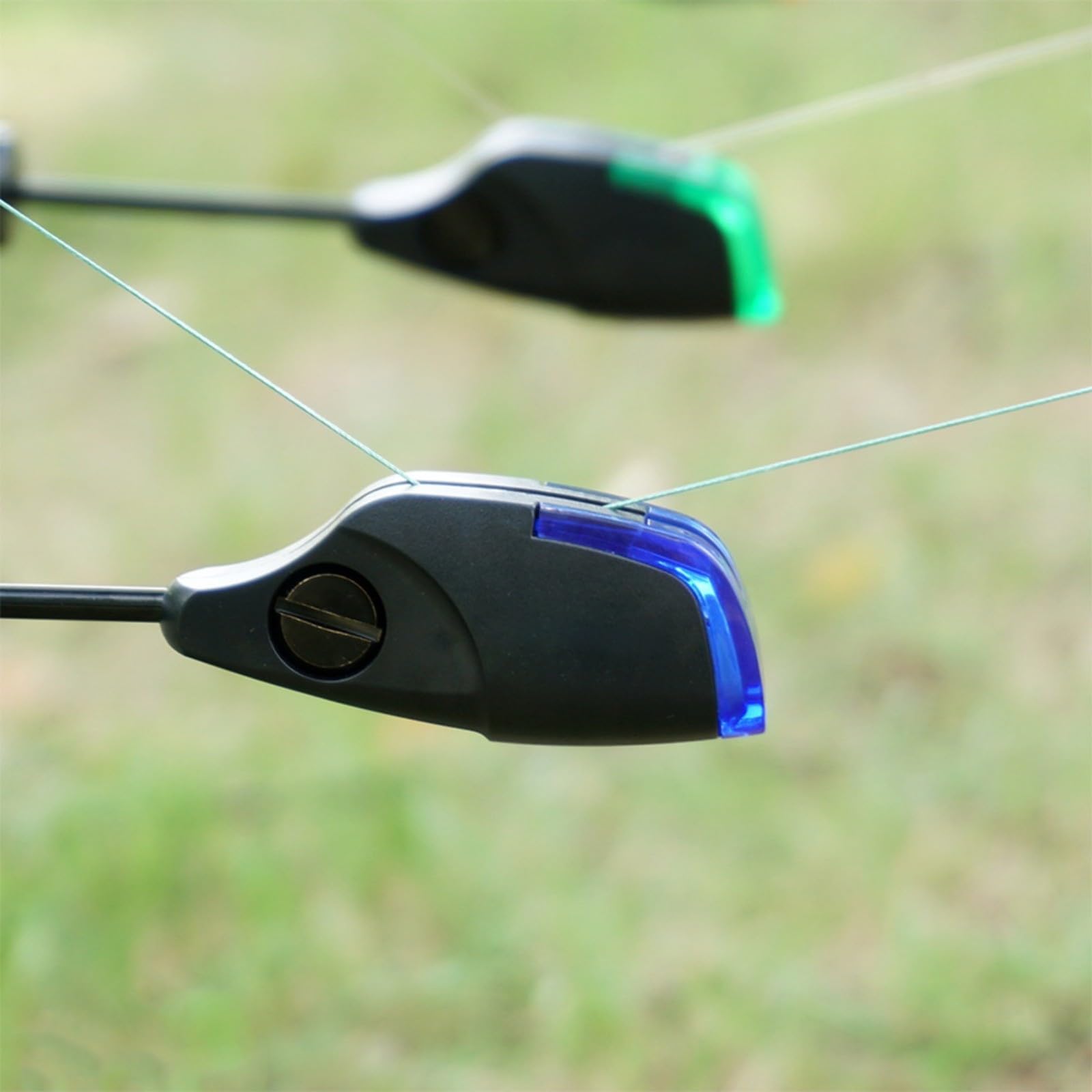 Lot de 4 détecteurs de touche pour pêche à la carpe avec indicateurs lumineux LED, tête en plastique en acier inoxydable, siège de base amovible pour la pêche de nuit